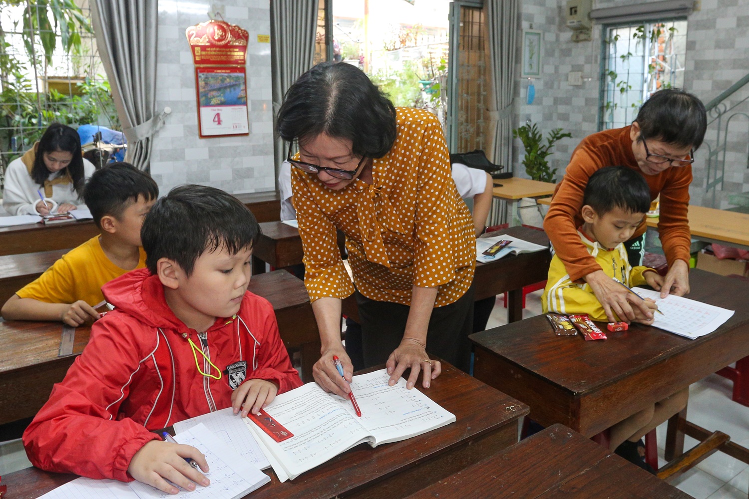 Lớp học miễn phí của 2 cô giáo về hưu ở Đà Nẵng, dù bị ung thư nhưng vẫn đứng lớp vì thương học trò - Ảnh 1.