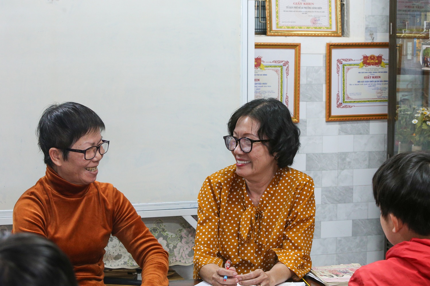 Lớp học miễn phí của 2 cô giáo về hưu ở Đà Nẵng, dù bị ung thư nhưng vẫn đứng lớp vì thương học trò - Ảnh 9.