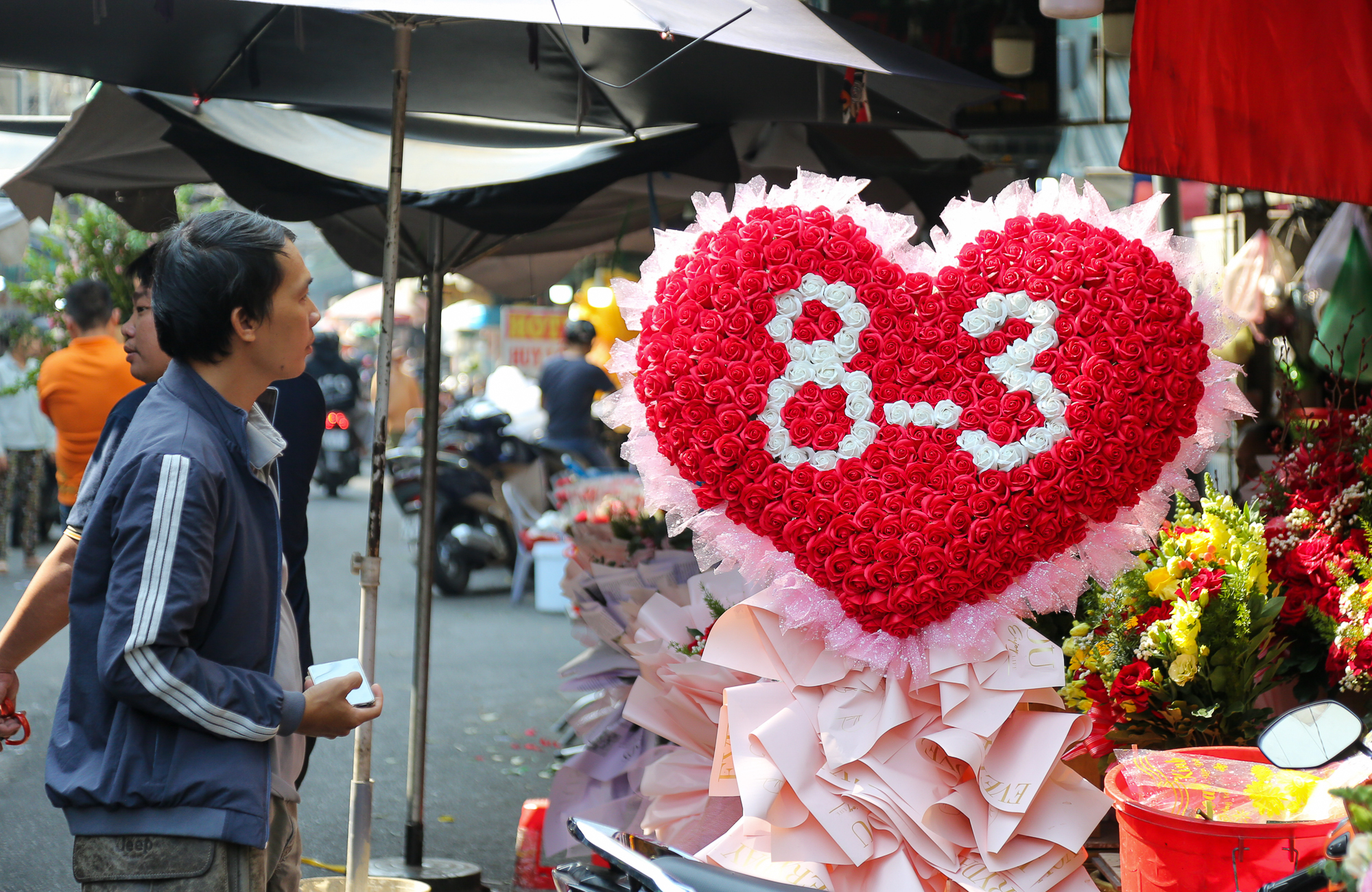 Chợ hoa lớn nhất TP.HCM nườm nượp khách dù giá tăng gấp 4 lần dịp 8/3 - Ảnh 13.
