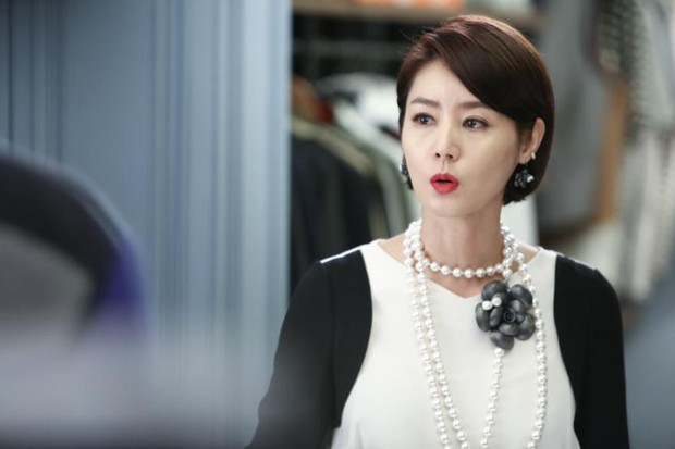 Nhận không ra nhan sắc của &quot;mẹ Lee Min Ho&quot; ở phim mới: Khác lạ hoàn toàn khi sánh vai cùng Song Joong Ki - Ảnh 3.
