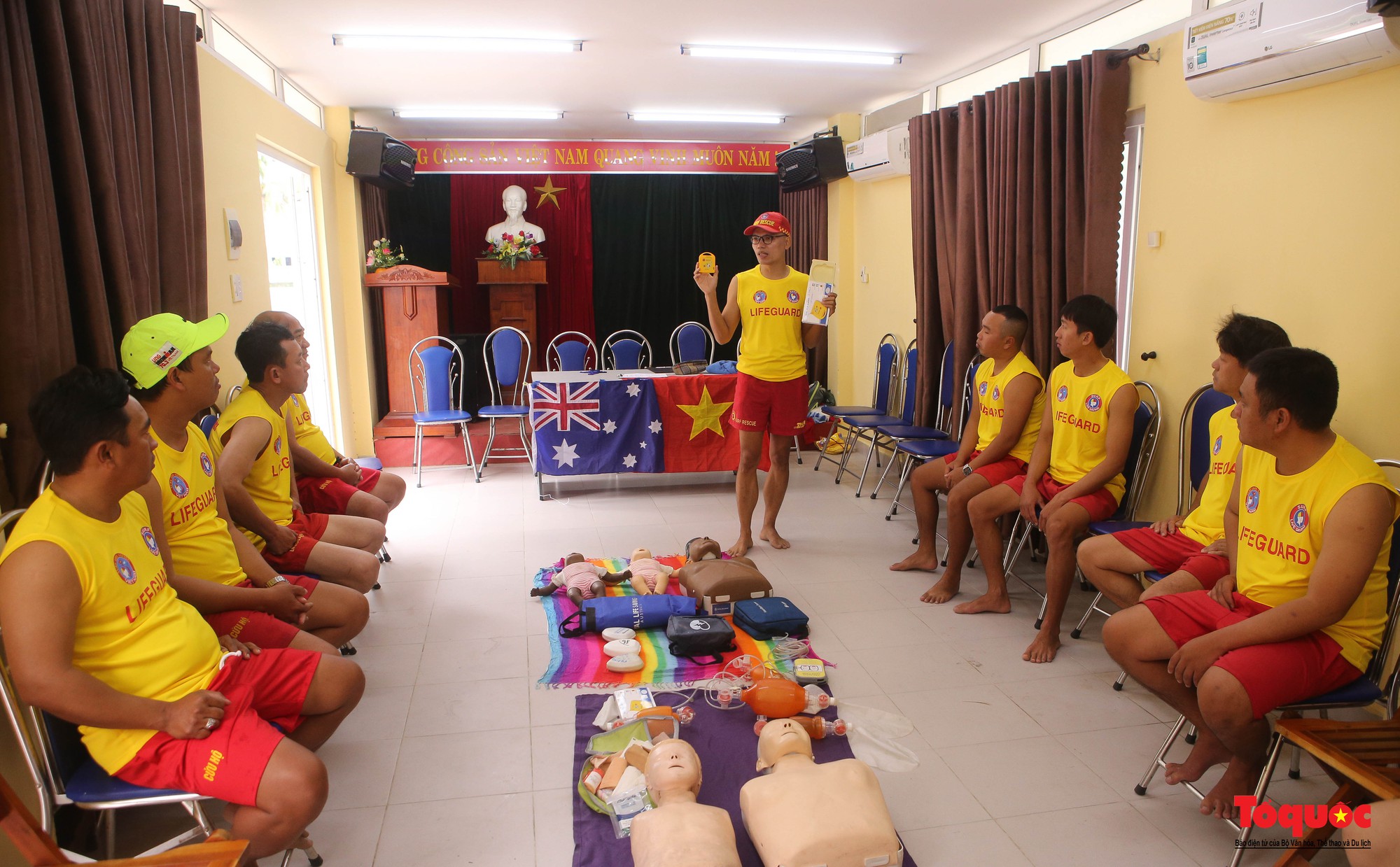 Hình ảnh chuyên gia quốc tế giúp Đội cứu hộ biển Đà Nẵng kỹ năng cứu hộ - Ảnh 1.