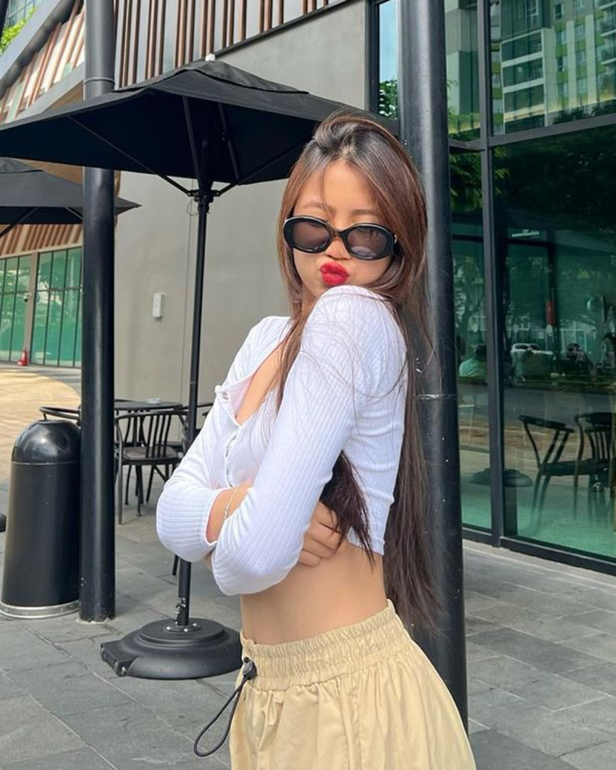 Con gái Lưu Thiên Hương trổ mã ở tuổi 18, không chỉ xinh đẹp mà gu thời trang cũng cực ổn - Ảnh 1.