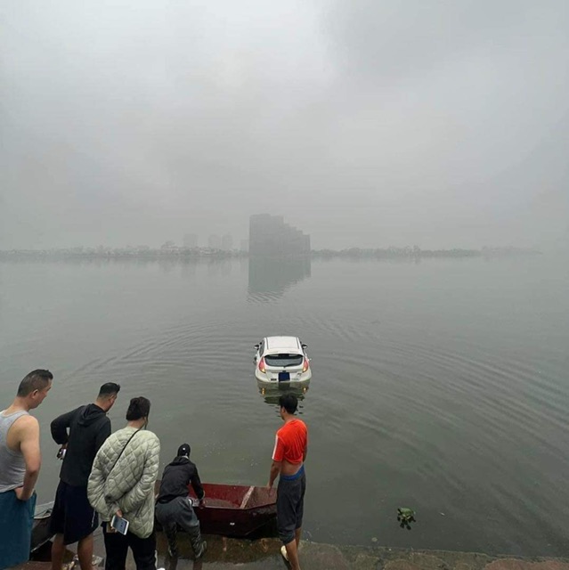 Hà Nội: Ô tô bất ngờ lao xuống hồ Tây - Ảnh 1.