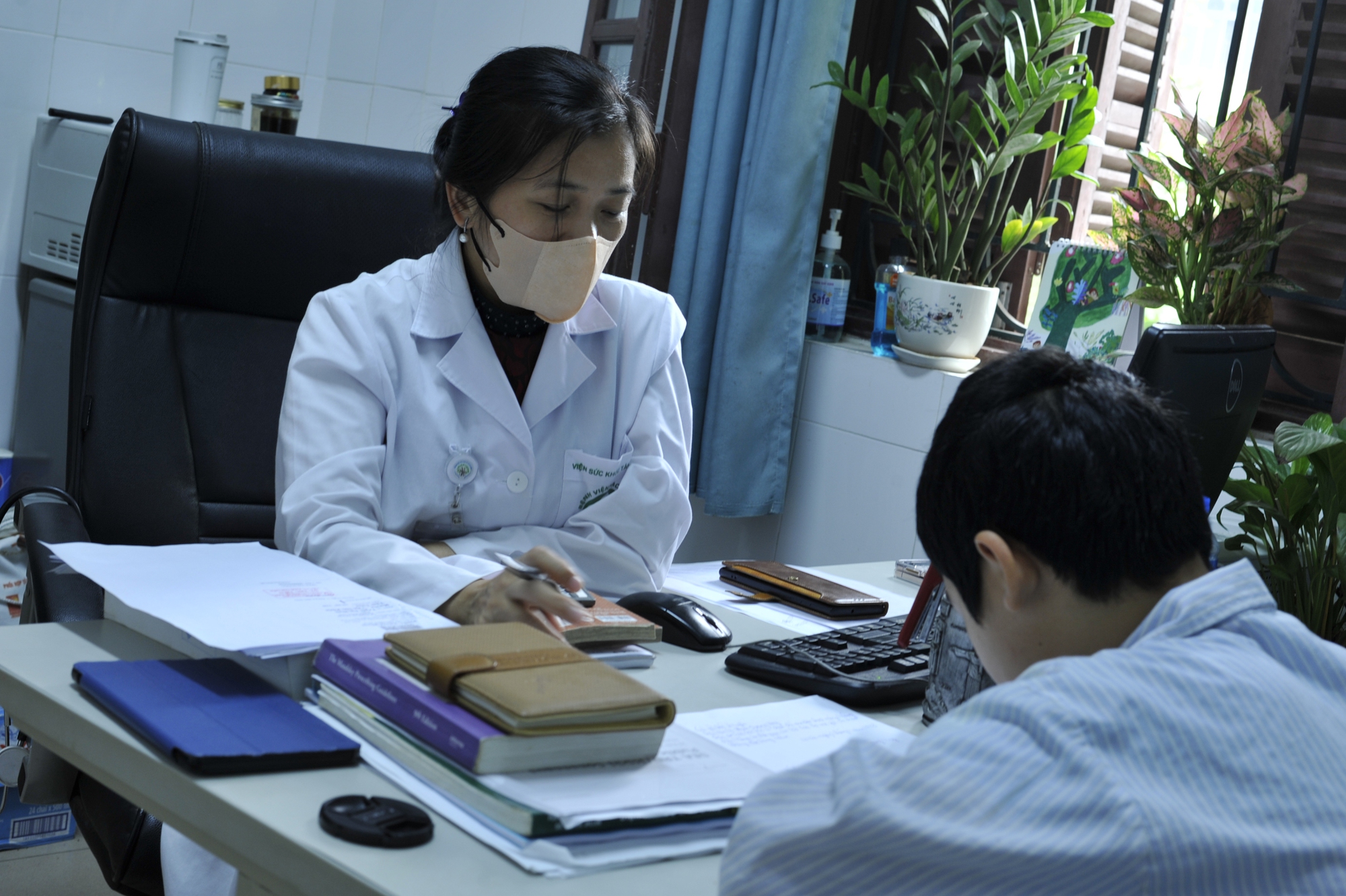 Bệnh nhân đang được BS Huyền chăm sóc bằng tâm lý Bệnh nhân đang được BS Huyền chăm sóc bằng tâm lý