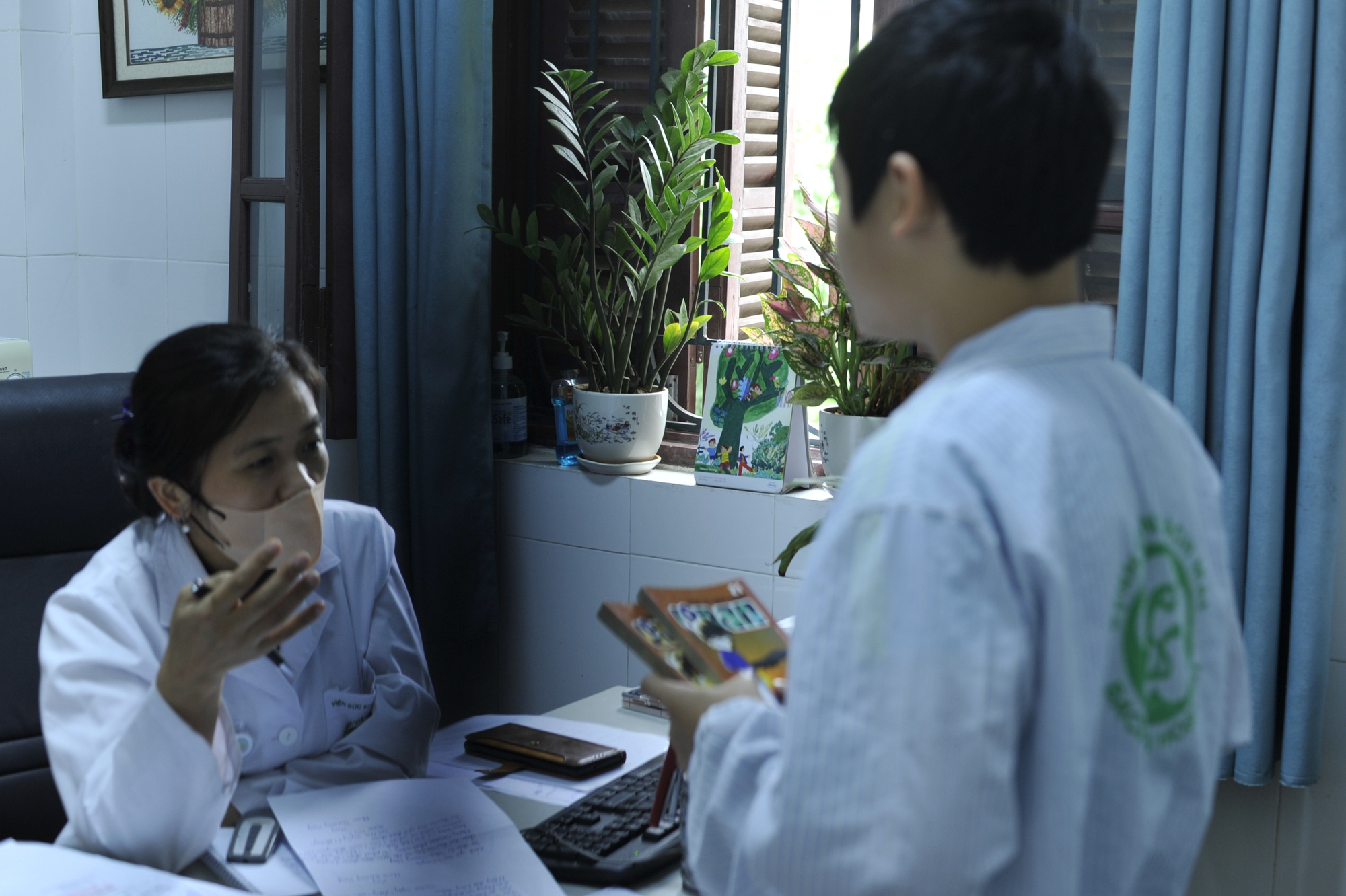 Bệnh nhân được bác sĩ cho đọc những cuốn truyện thay vào thói quen sử dụng điện thoại Bệnh nhân được bác sĩ cho đọc những cuốn truyện thay vào thói quen sử dụng điện thoại