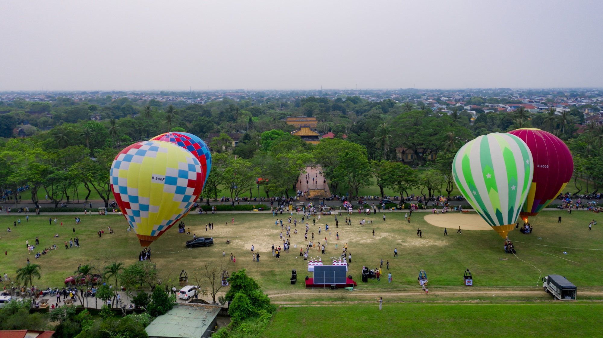 Du khách hào hứng trải nghiệm ngắm Kinh thành Huế từ khinh khí cầu - Ảnh 3.