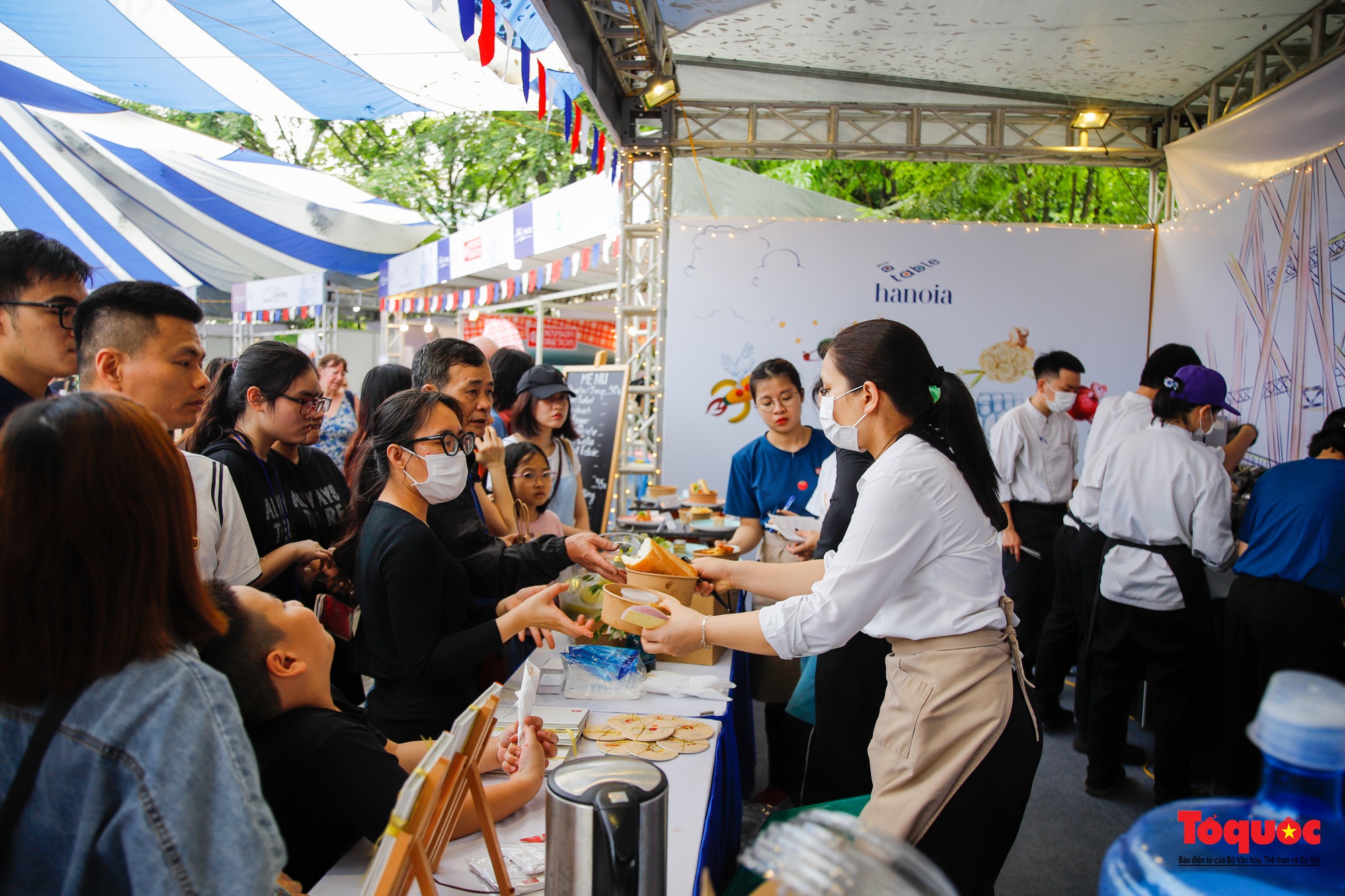 Người dân thủ đô khám phá Lễ hội ẩm thực Pháp tại Hà Nội - Ảnh 3.