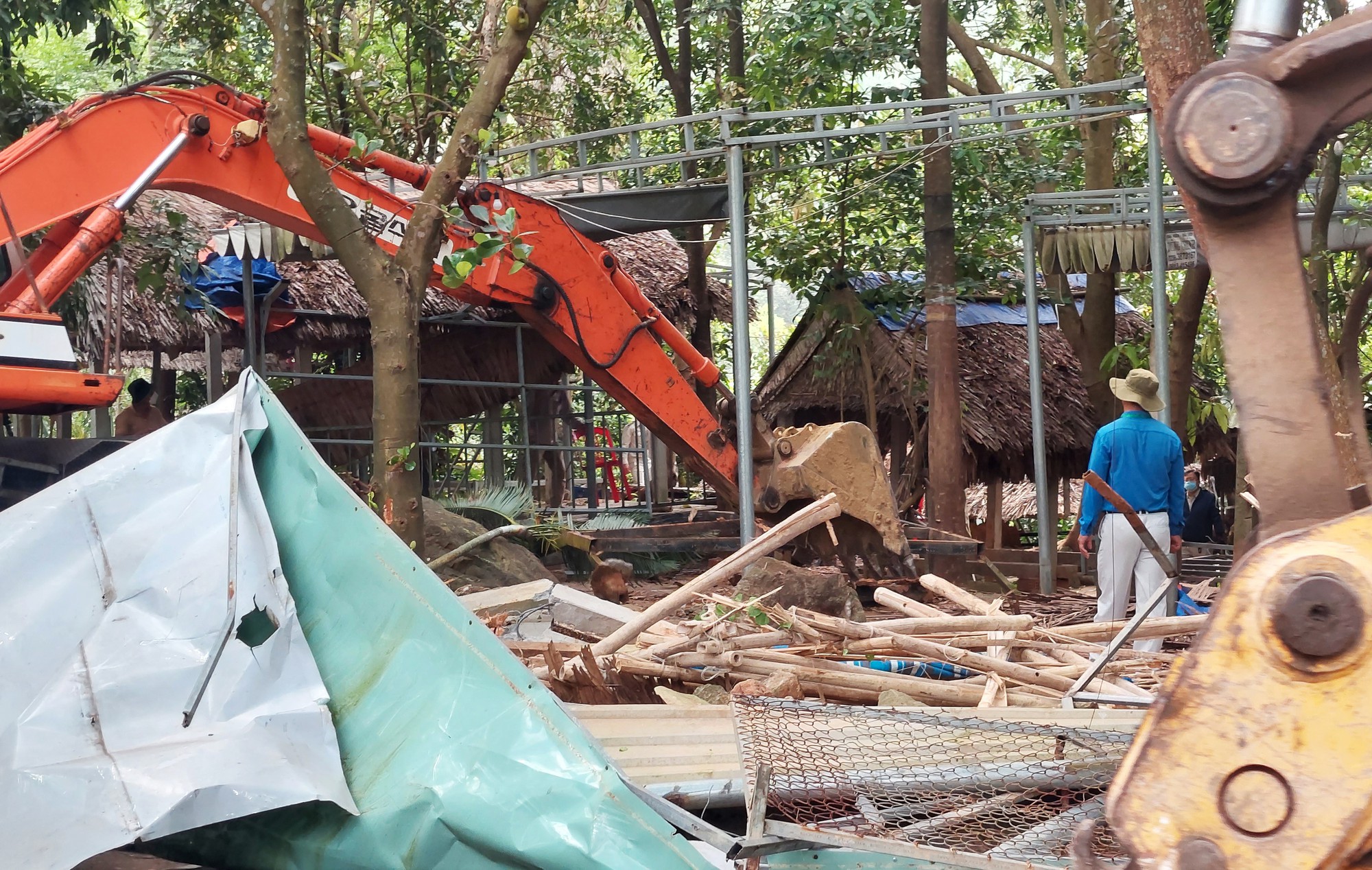 Đà Nẵng cưỡng chế tháo dỡ hàng loạt nhà hàng, quán nhậu trái phép trên bán đảo Sơn Trà - Ảnh 2.