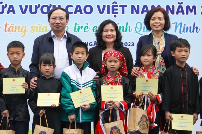 Vinamilk & Quỹ sữa vươn cao Việt Nam khởi động hành trình năm thứ 16 tại Quảng Ninh - Ảnh 2.