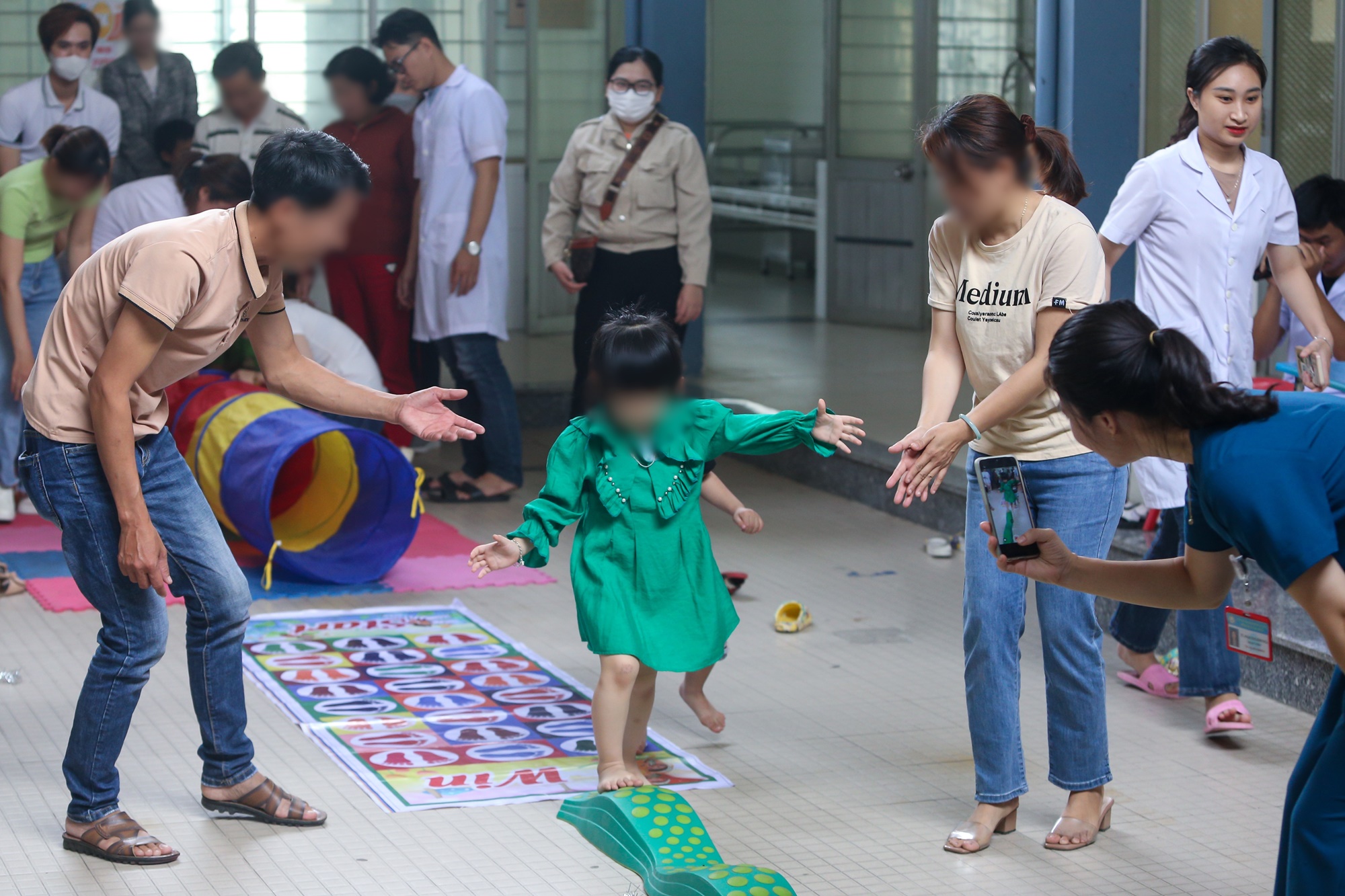 Những người mẹ thứ hai của trẻ em tự kỷ ở Đà Nẵng - Ảnh 10.