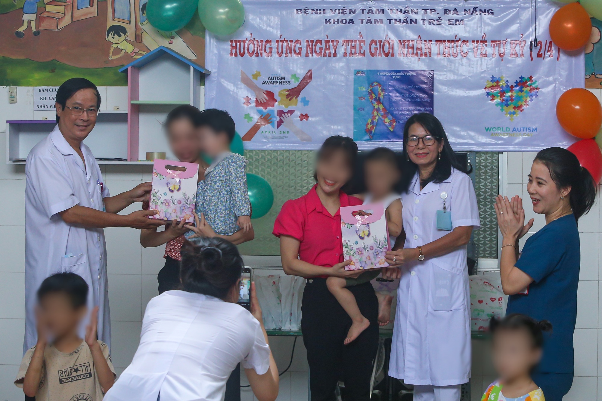 Những người mẹ thứ hai của trẻ em tự kỷ ở Đà Nẵng - Ảnh 14.
