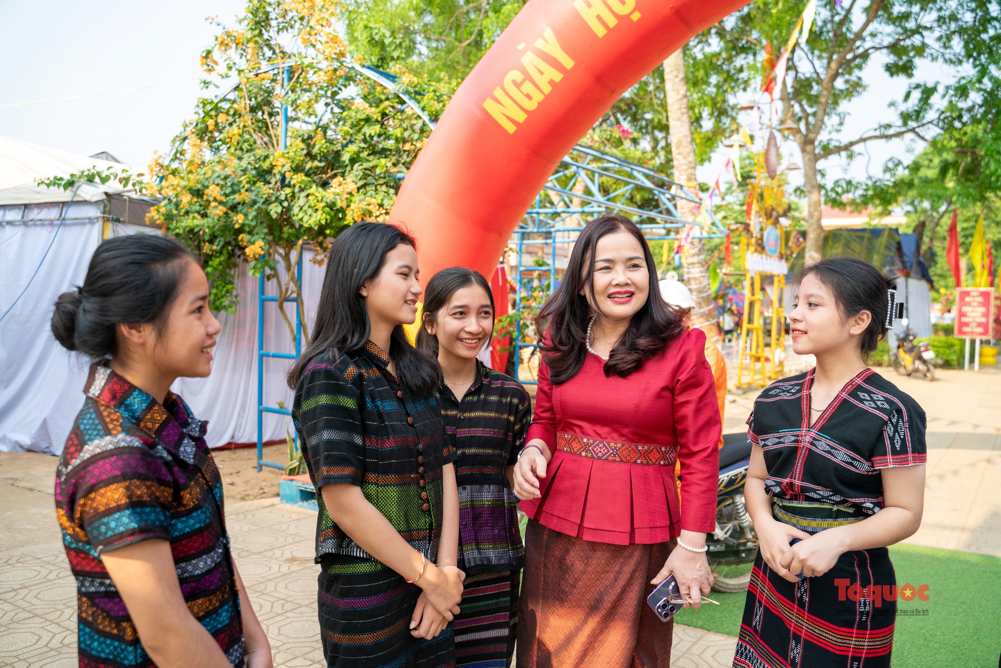 Đa sắc màu văn hóa trong ngày hội văn hóa các dân tộc của học sinh Quảng Trị - Ảnh 15.