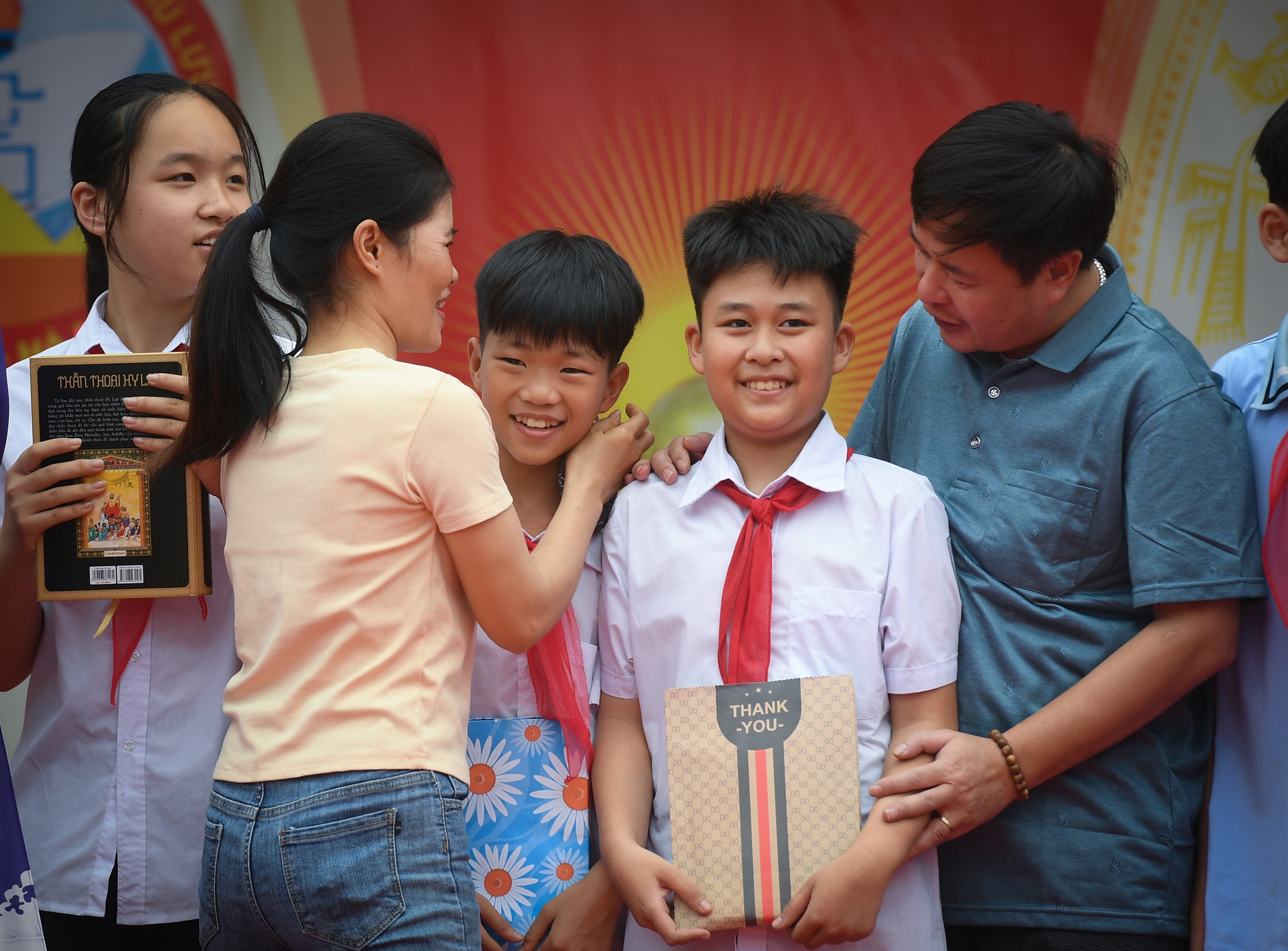 MC Thảo Vân bị vây kín, diễn giả Thanh An ký mỏi tay khi tặng sách cho học sinh Hà Nội - Ảnh 9.