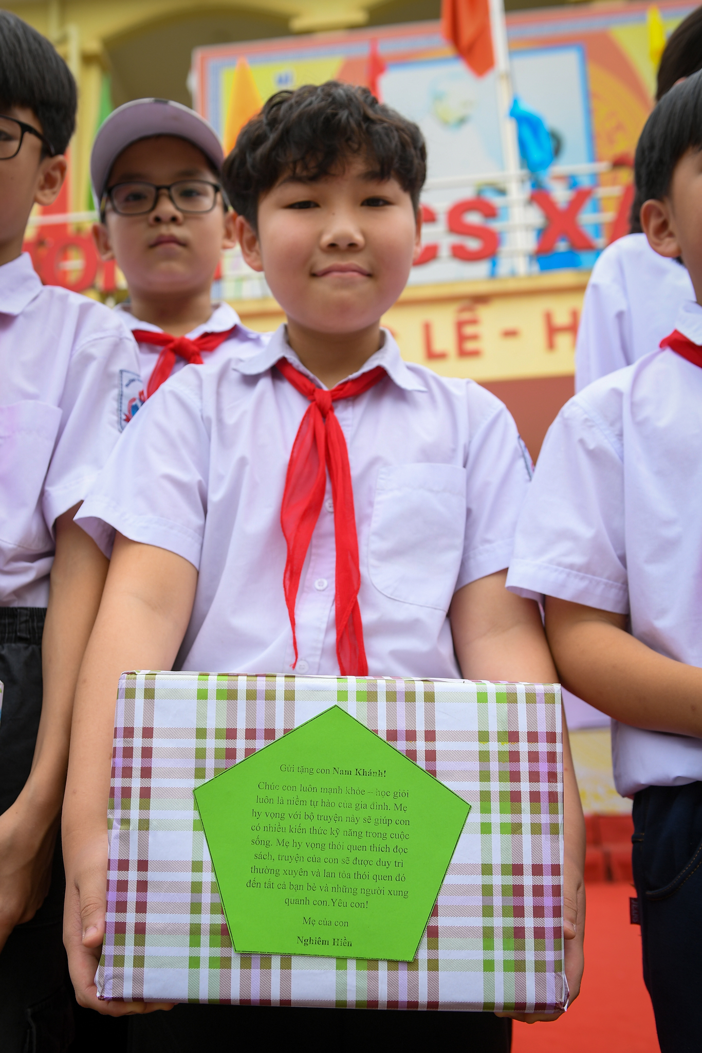 MC Thảo Vân bị vây kín, diễn giả Thanh An ký mỏi tay khi tặng sách cho học sinh Hà Nội - Ảnh 10.