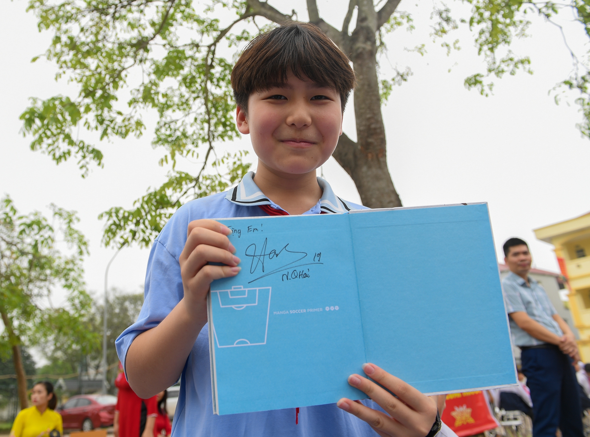 MC Thảo Vân bị vây kín, diễn giả Thanh An ký mỏi tay khi tặng sách cho học sinh Hà Nội - Ảnh 12.