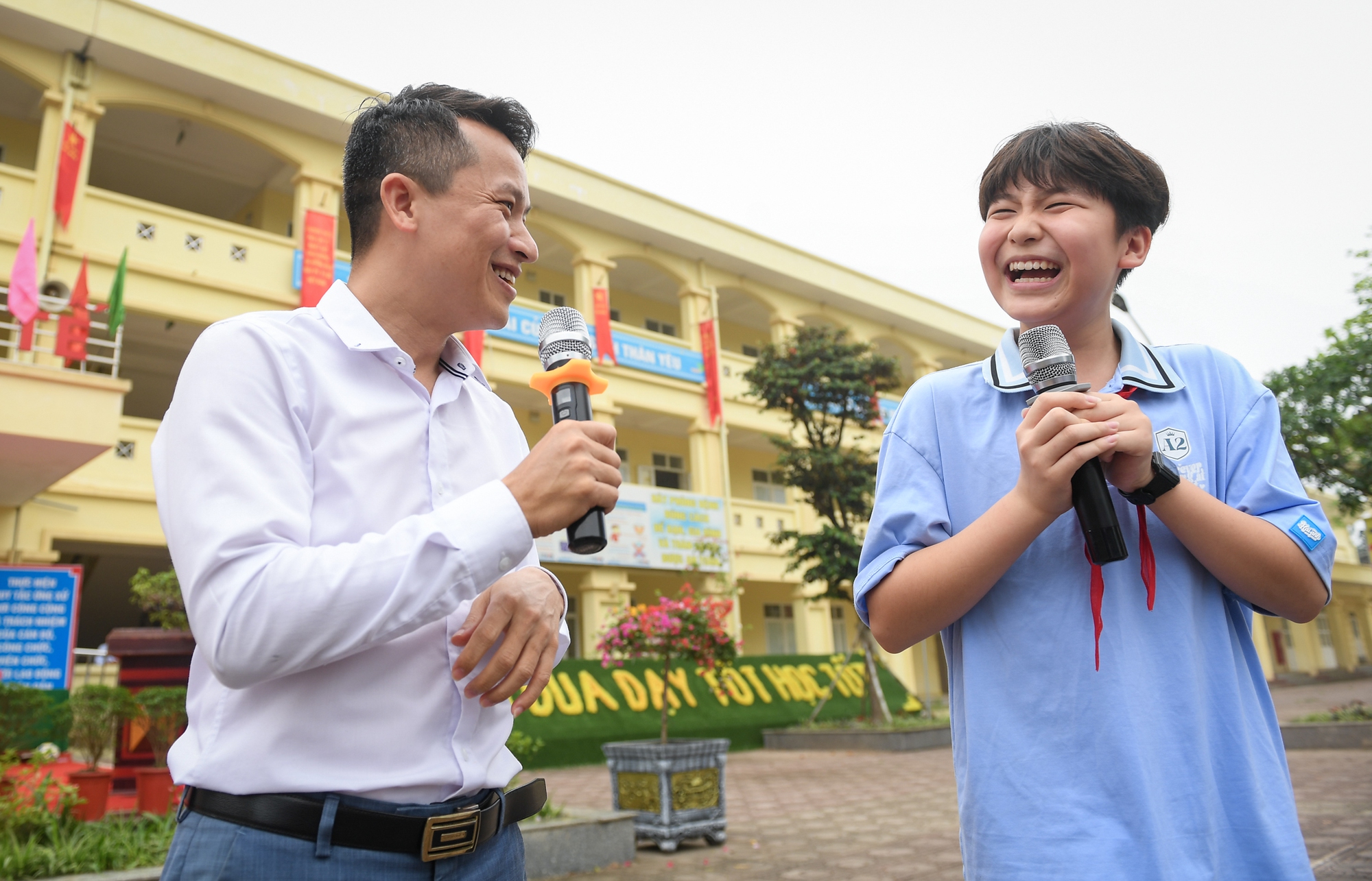 MC Thảo Vân bị vây kín, diễn giả Thanh An ký mỏi tay khi tặng sách cho học sinh Hà Nội - Ảnh 13.