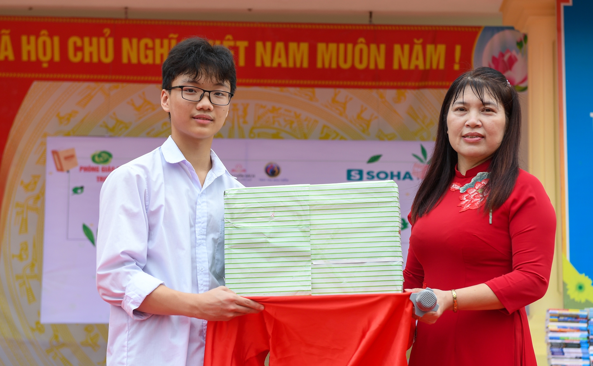 MC Thảo Vân bị vây kín, diễn giả Thanh An ký mỏi tay khi tặng sách cho học sinh Hà Nội - Ảnh 14.