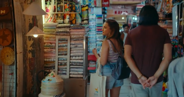 Phim Hollywood quay ở Việt Nam gây hài với màn &quot;trả giá&quot; hàng chợ, nữ chính có cái kết khác xa tưởng tượng - Ảnh 4.