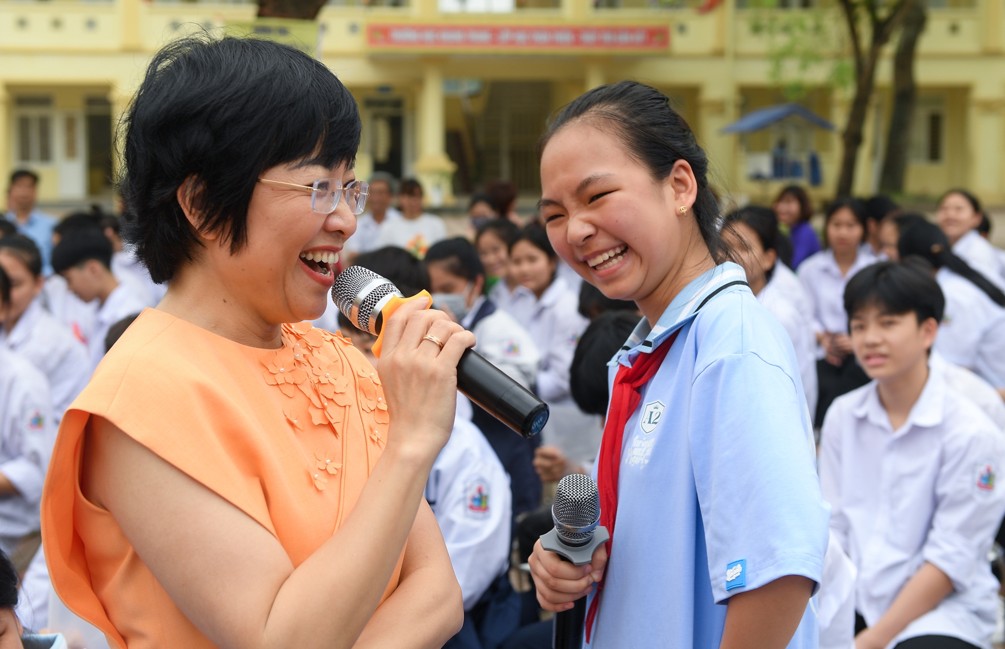 MC Thảo Vân bị vây kín, diễn giả Thanh An ký mỏi tay khi tặng sách cho học sinh Hà Nội - Ảnh 3.