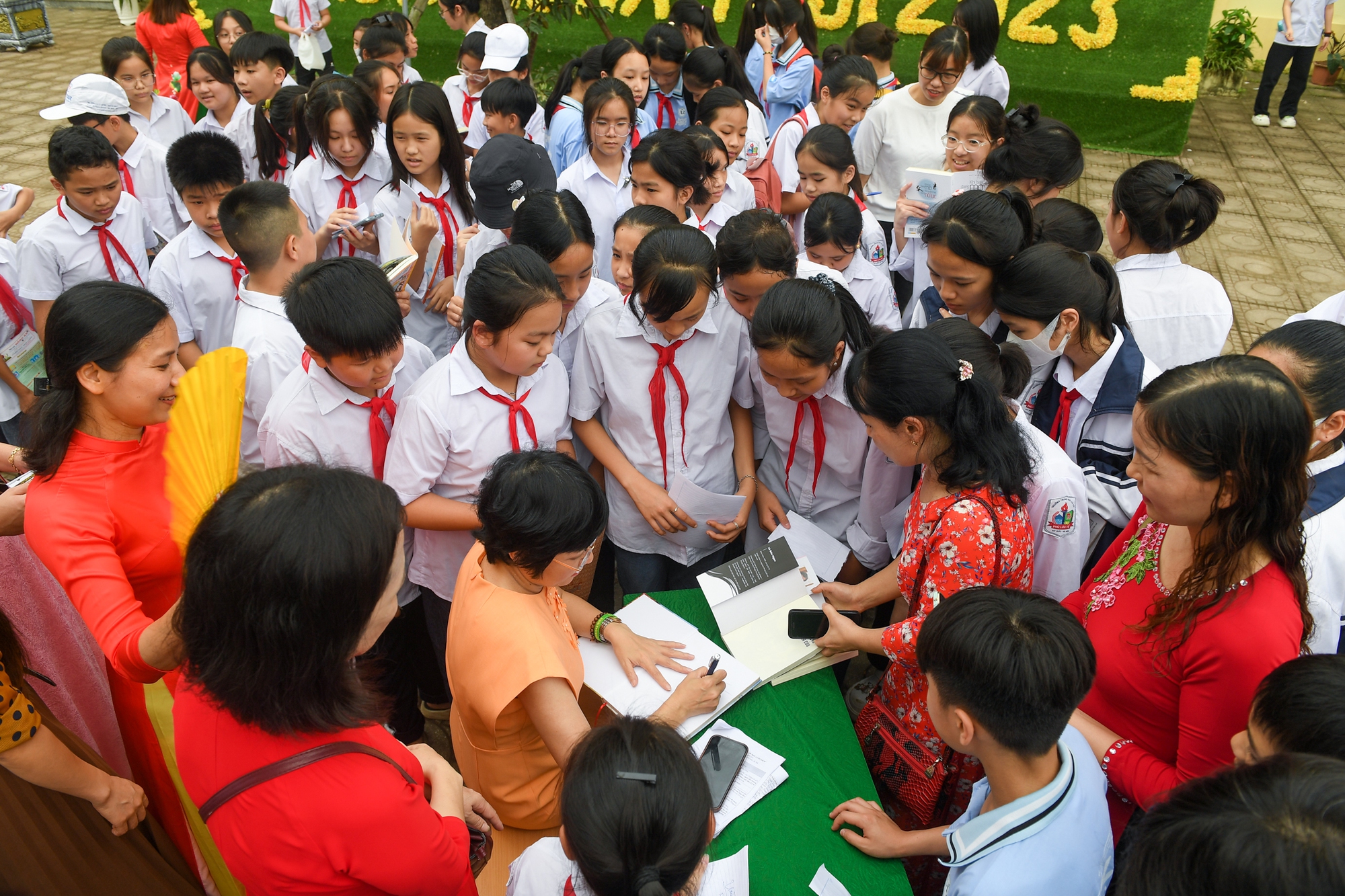 MC Thảo Vân bị vây kín, diễn giả Thanh An ký mỏi tay khi tặng sách cho học sinh Hà Nội - Ảnh 6.