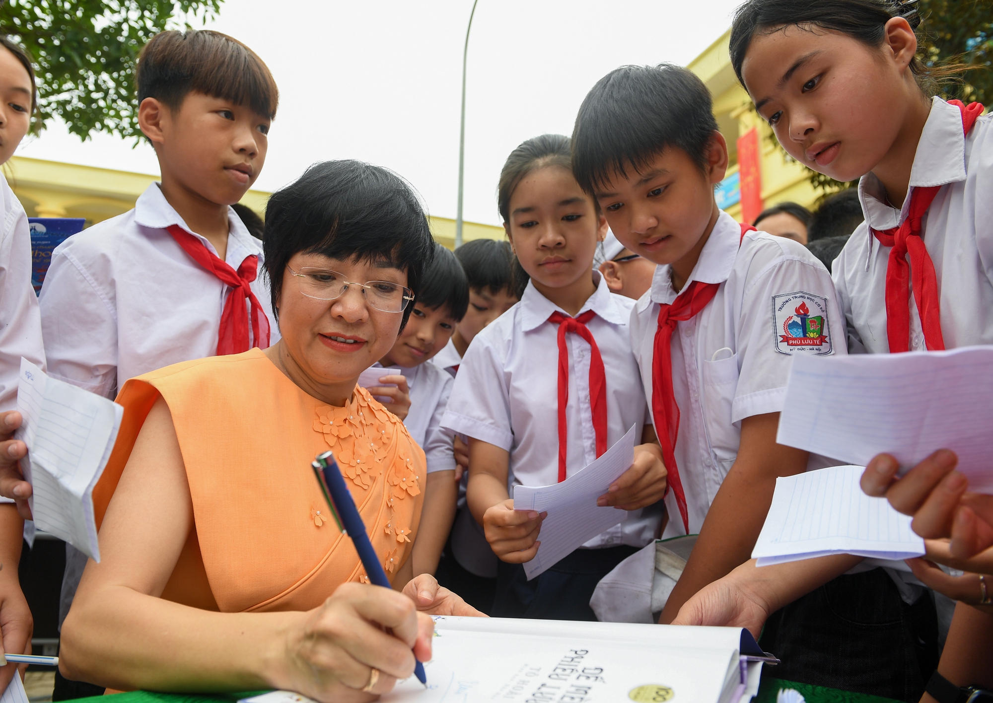 MC Thảo Vân bị vây kín, diễn giả Thanh An ký mỏi tay khi tặng sách cho học sinh Hà Nội - Ảnh 7.