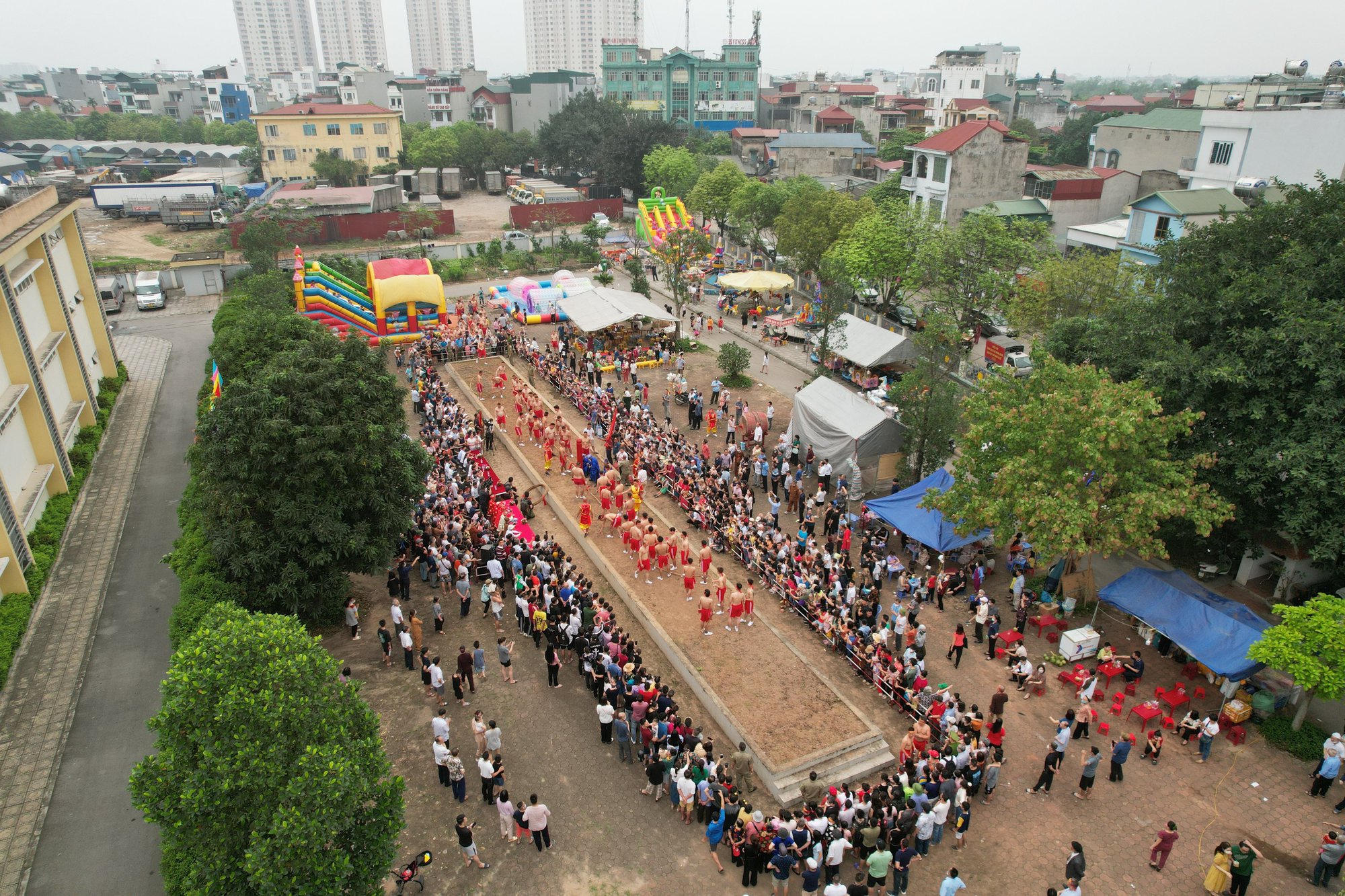 Người dân thủ đô hò reo cổ vũ trò kéo co ngồi tại Lễ hội Đền Trấn Vũ - Ảnh 1.