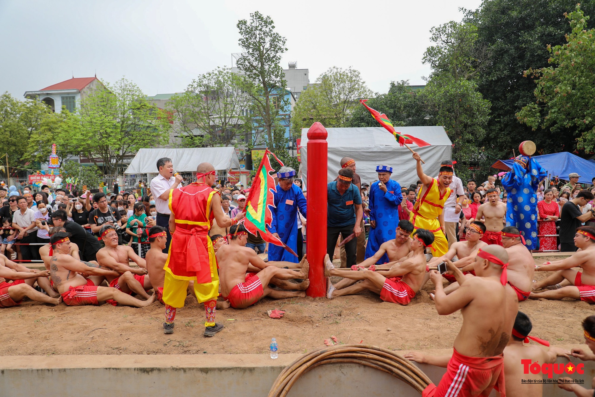 Người dân thủ đô hò reo cổ vũ trò kéo co ngồi tại Lễ hội Đền Trấn Vũ - Ảnh 17.