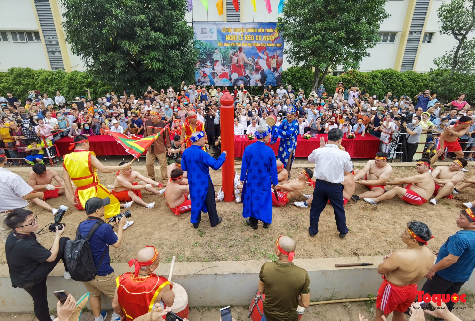 Người dân thủ đô hò reo cổ vũ trò kéo co ngồi tại Lễ hội Đền Trấn Vũ - Ảnh 5.