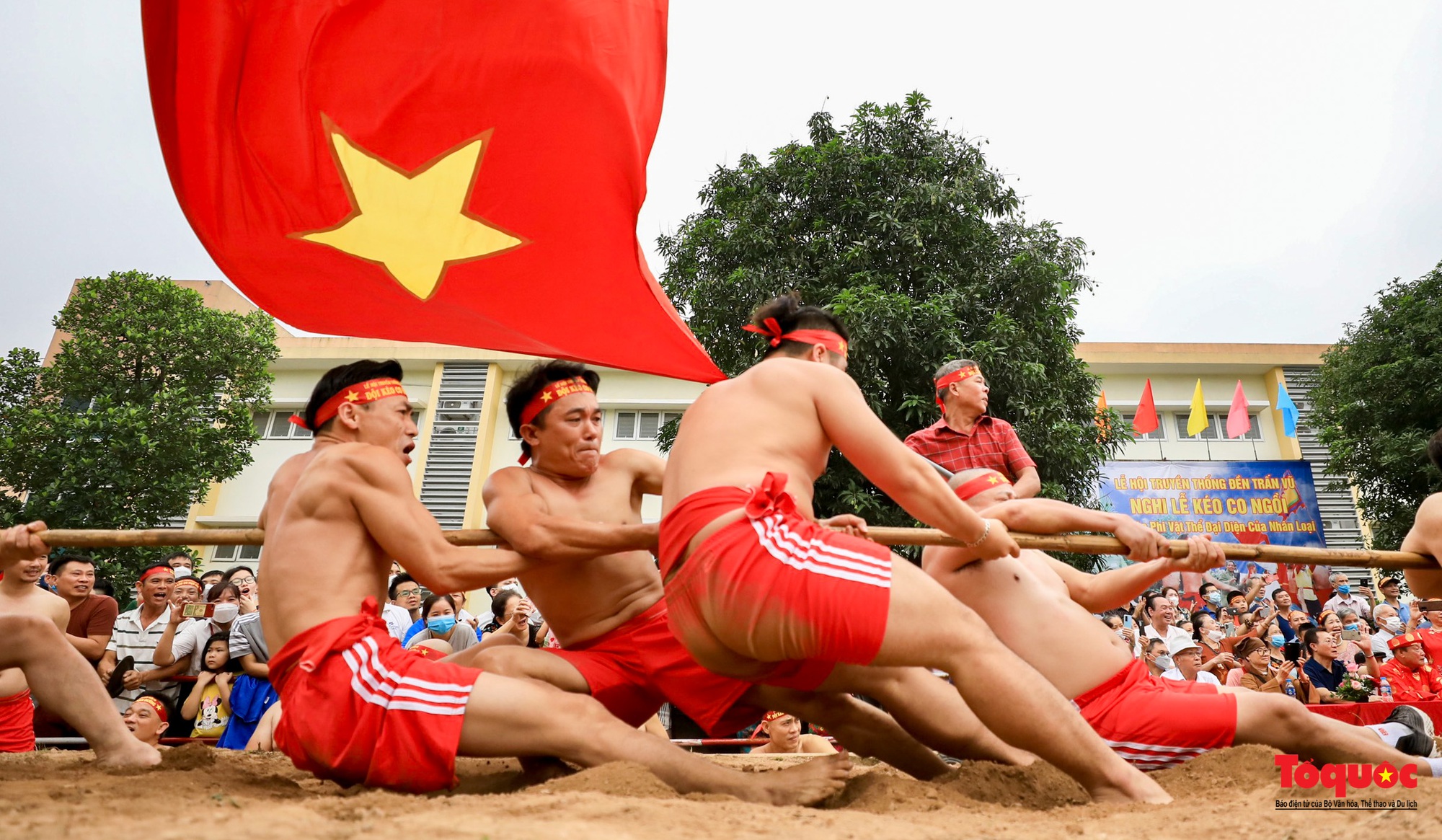 Người dân thủ đô hò reo cổ vũ trò kéo co ngồi tại Lễ hội Đền Trấn Vũ - Ảnh 14.
