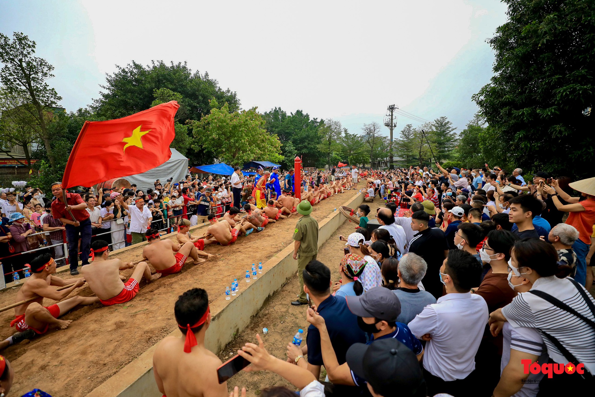 Người dân thủ đô hò reo cổ vũ trò kéo co ngồi tại Lễ hội Đền Trấn Vũ - Ảnh 15.