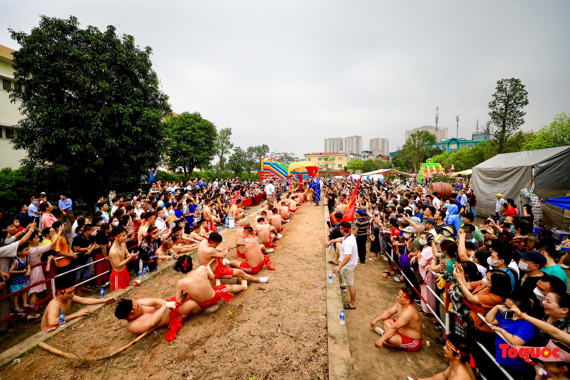 Người dân thủ đô hò reo cổ vũ trò kéo co ngồi tại Lễ hội Đền Trấn Vũ - Ảnh 4.
