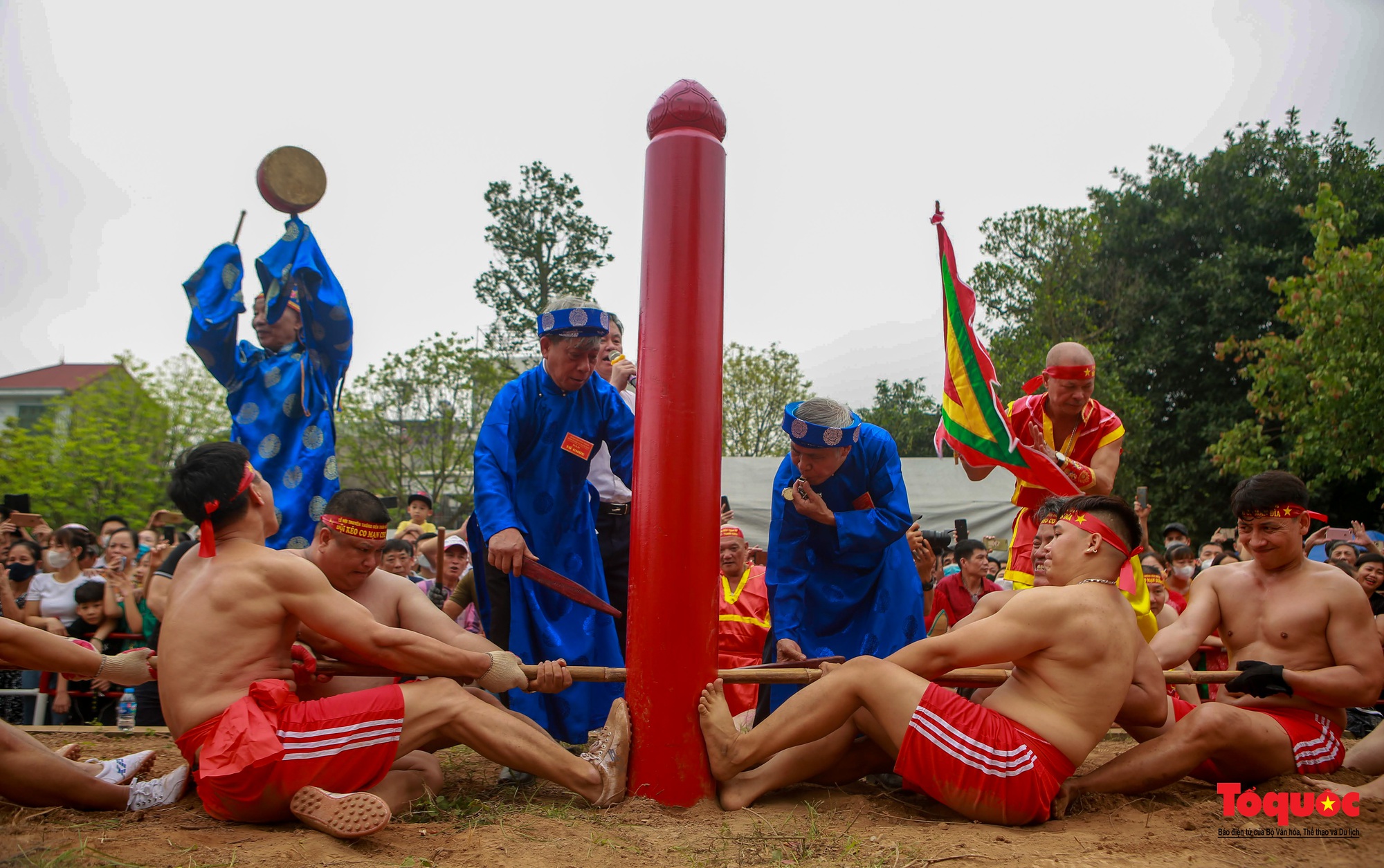 Người dân thủ đô hò reo cổ vũ trò kéo co ngồi tại Lễ hội Đền Trấn Vũ - Ảnh 6.
