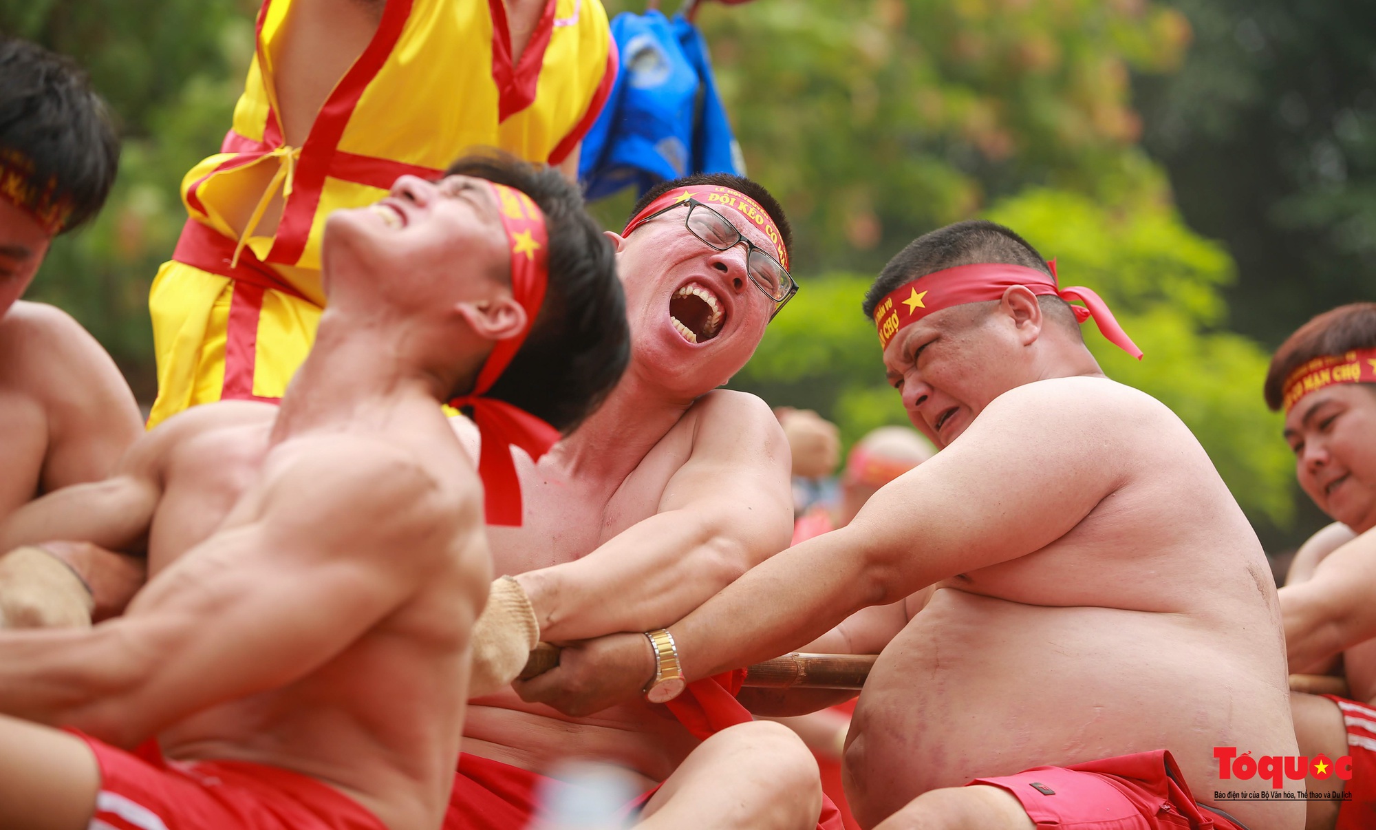 Người dân thủ đô hò reo cổ vũ trò kéo co ngồi tại Lễ hội Đền Trấn Vũ - Ảnh 11.