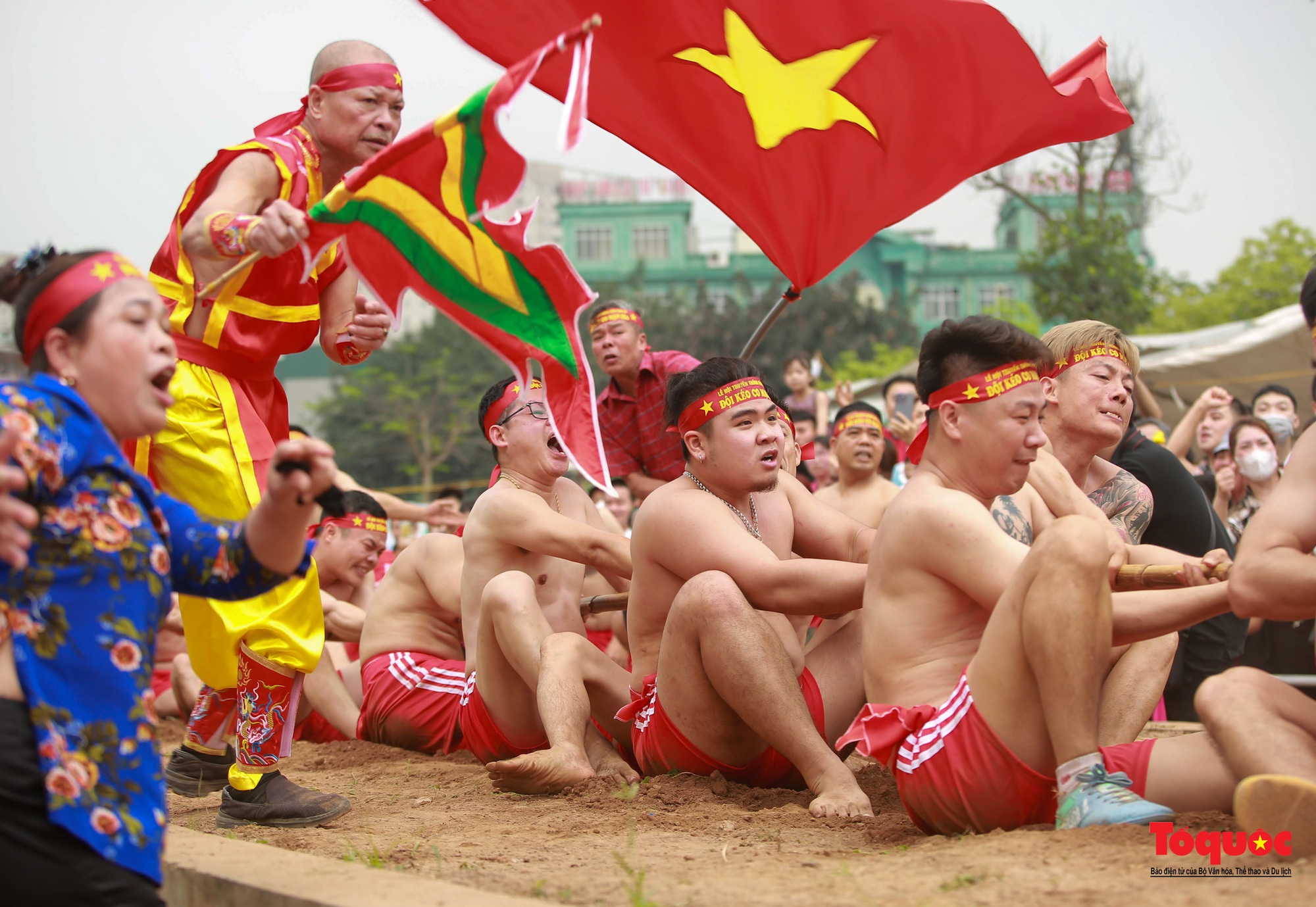 Người dân thủ đô hò reo cổ vũ trò kéo co ngồi tại Lễ hội Đền Trấn Vũ - Ảnh 10.