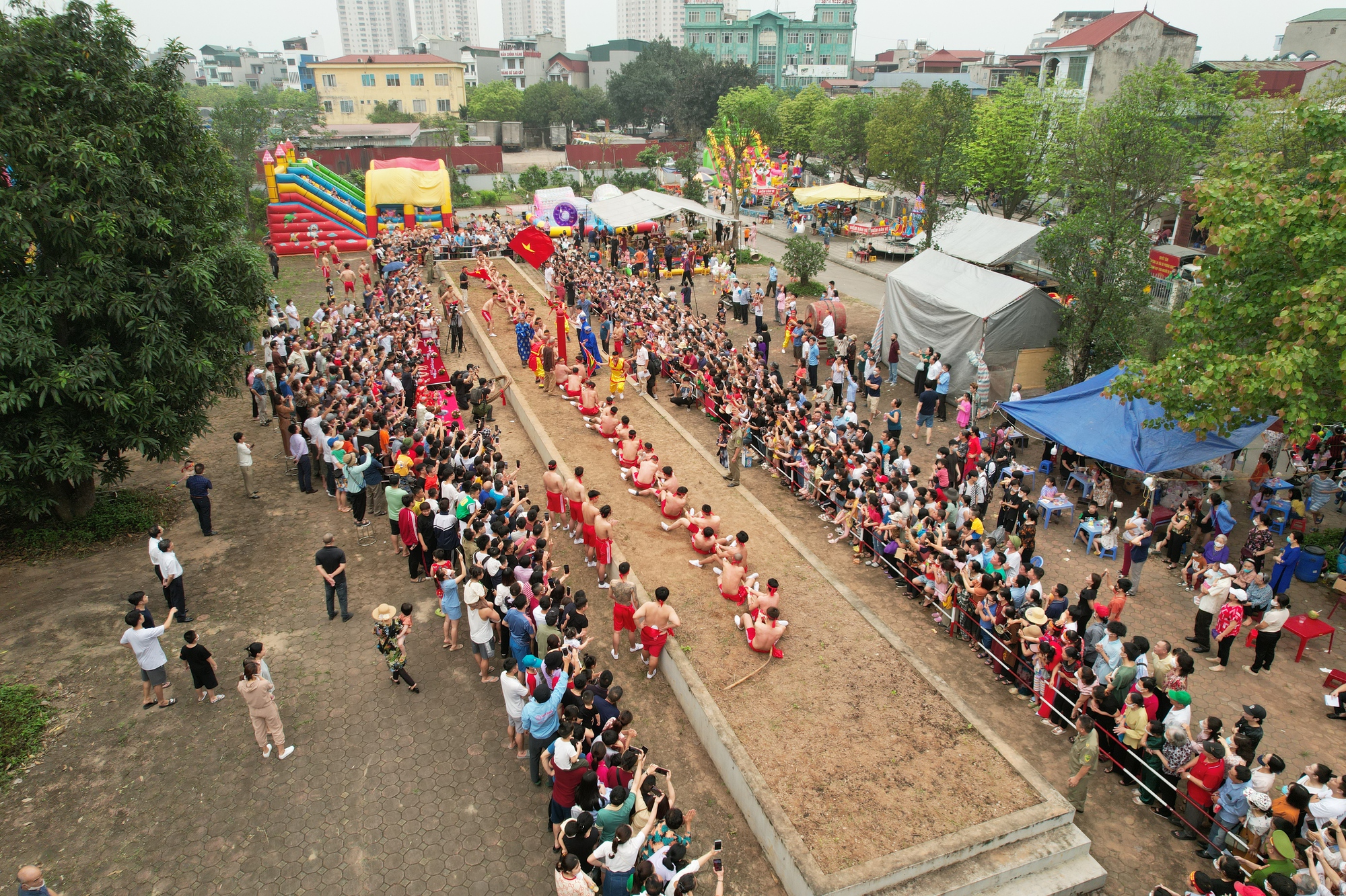 Người dân thủ đô hò reo cổ vũ trò kéo co ngồi tại Lễ hội Đền Trấn Vũ - Ảnh 7.