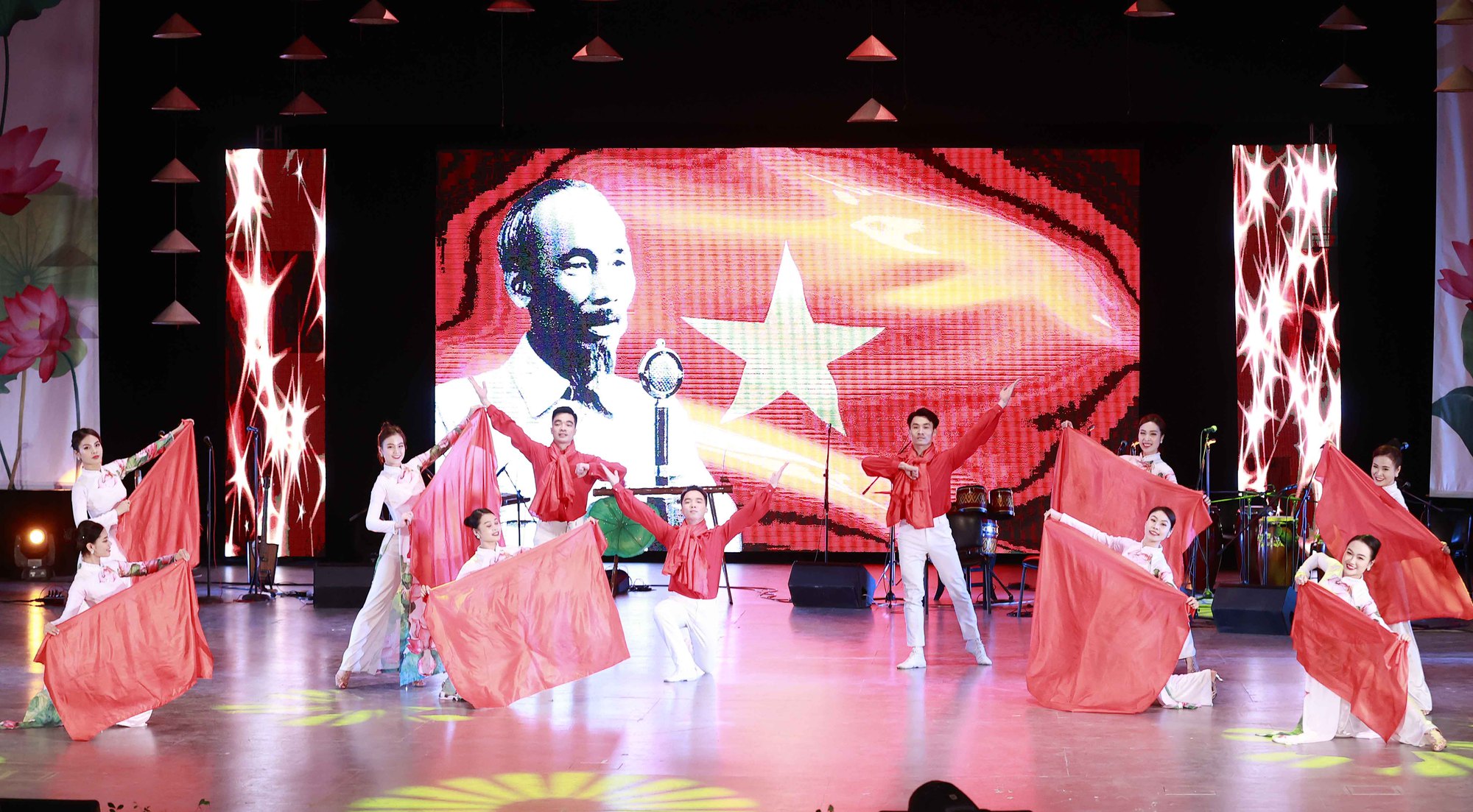 Đặc sắc chương trình nghệ thuật ngợi ca lãnh tụ Hồ Chí Minh và Chủ tịch Fidel Castro - Ảnh 3.