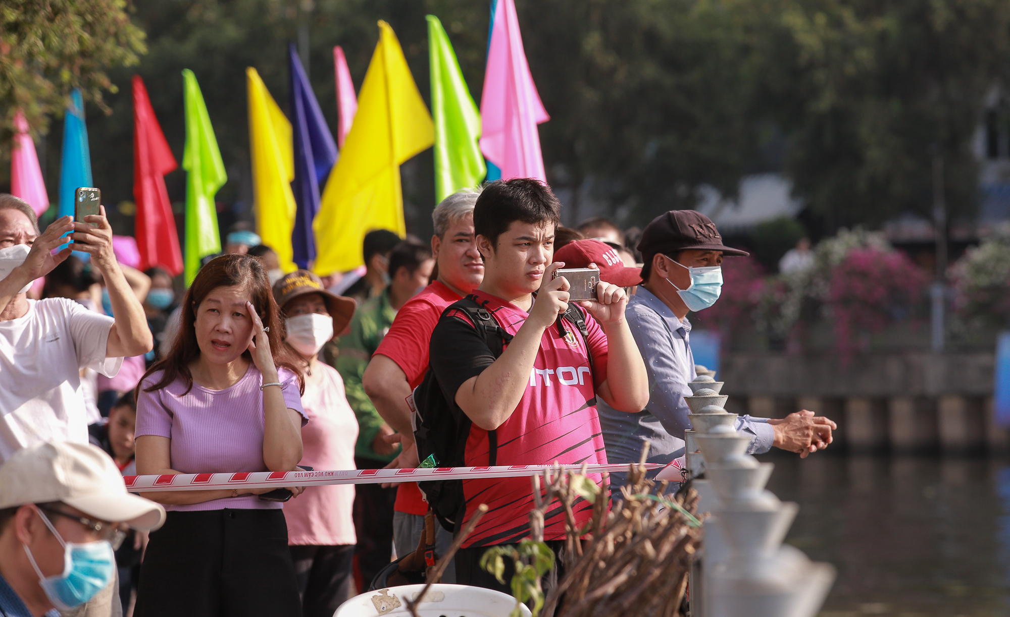 Người dân đứng kín kênh Nhiêu Lộc cổ vũ đua ghe Ngo lần đầu diễn ra ở TP.HCM  - Ảnh 5.
