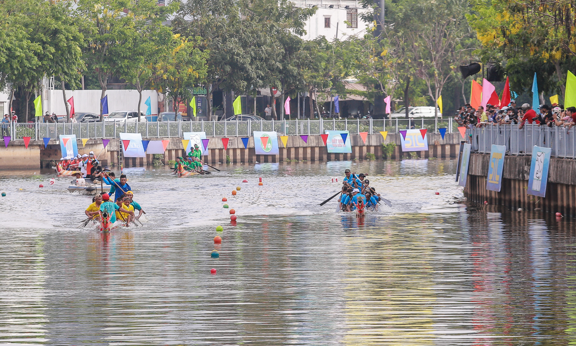 Người dân đứng kín kênh Nhiêu Lộc cổ vũ đua ghe Ngo lần đầu diễn ra ở TP.HCM  - Ảnh 2.