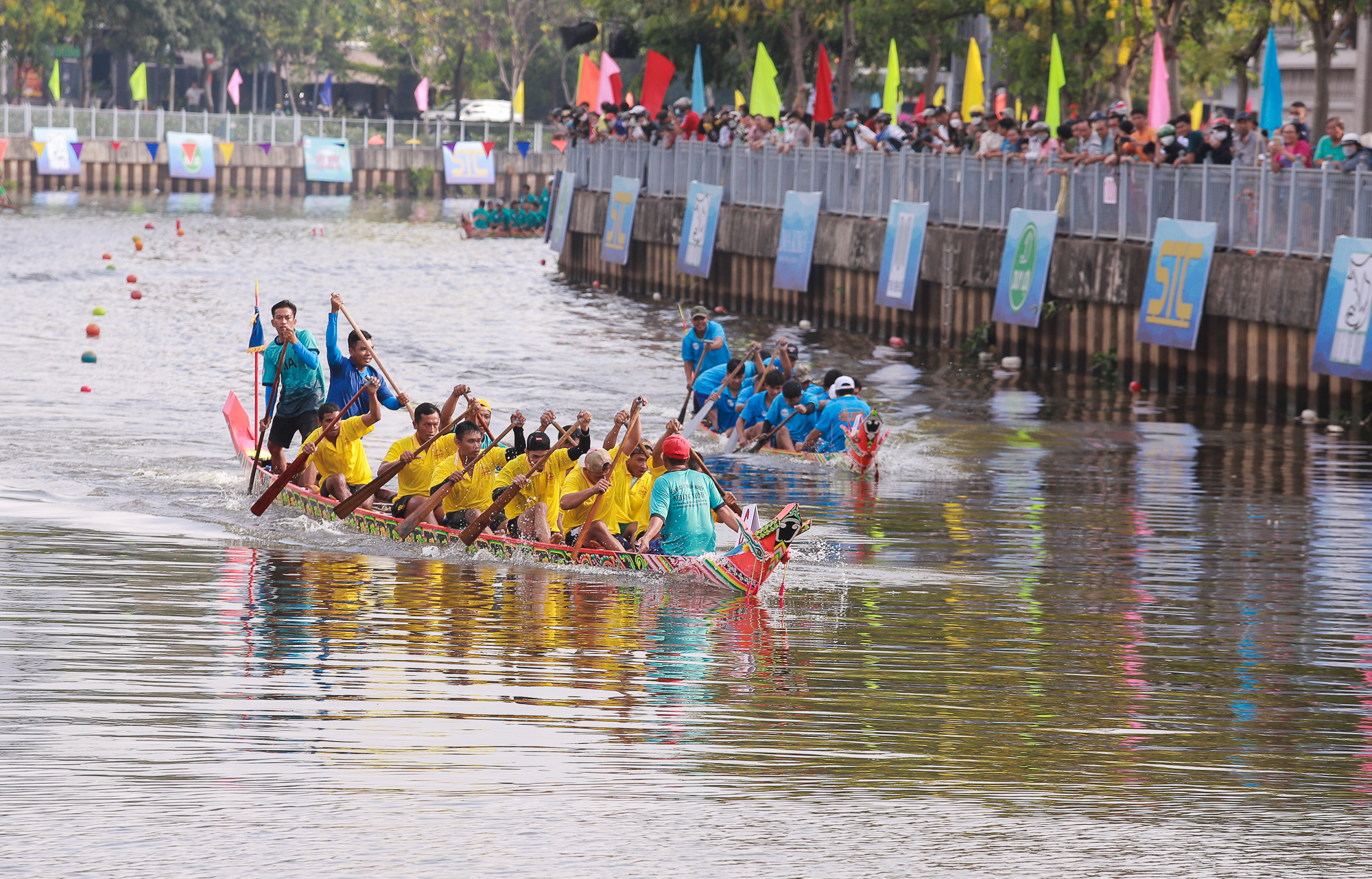 Người dân đứng kín kênh Nhiêu Lộc cổ vũ đua ghe Ngo lần đầu diễn ra ở TP.HCM  - Ảnh 8.