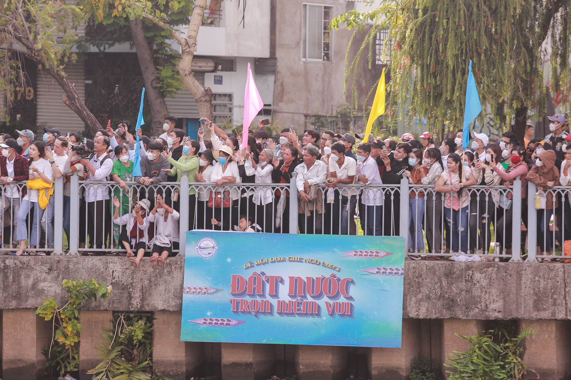 Người dân đứng kín kênh Nhiêu Lộc cổ vũ đua ghe Ngo lần đầu diễn ra ở TP.HCM - Ảnh 4.
