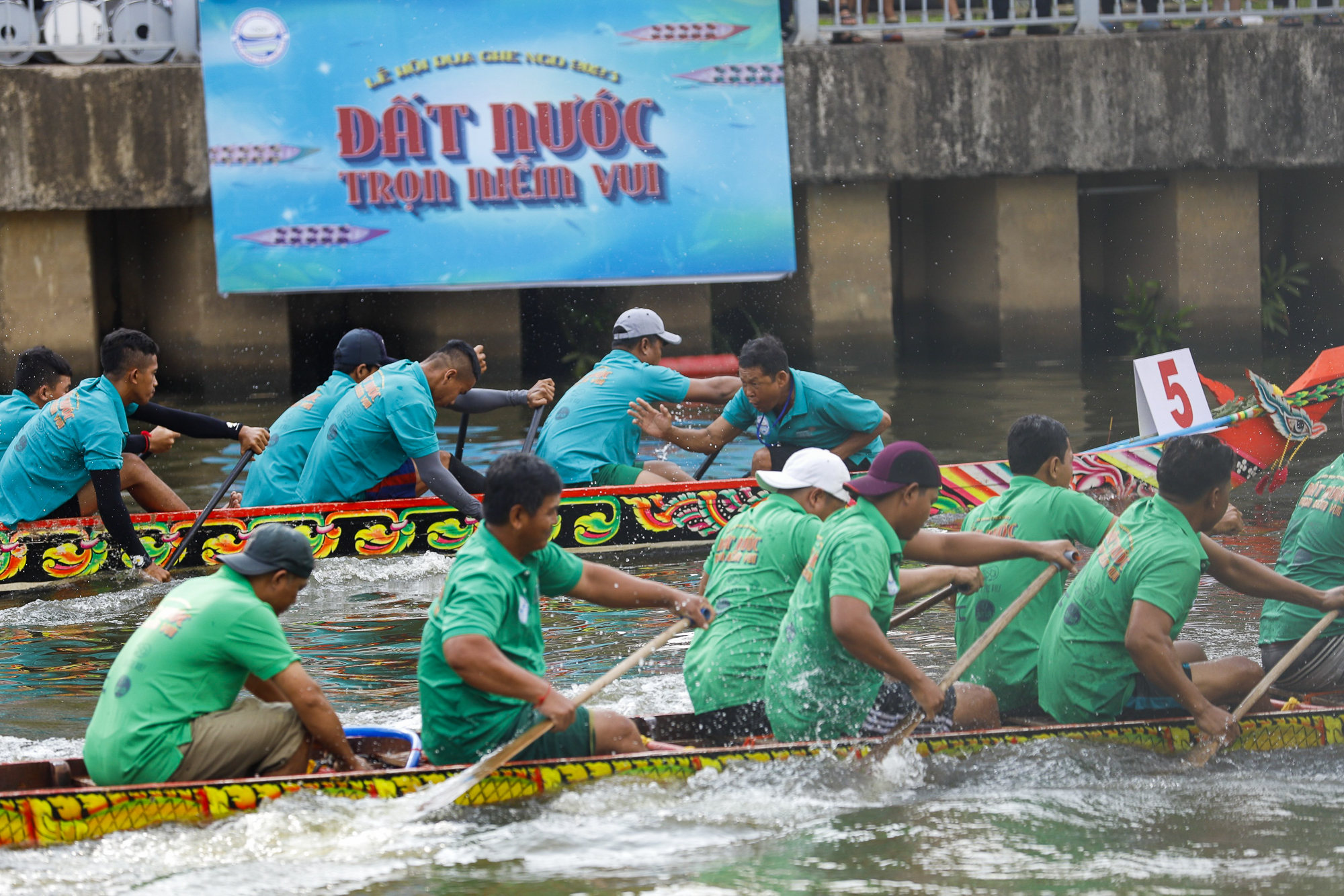 Người dân đứng kín kênh Nhiêu Lộc cổ vũ đua ghe Ngo lần đầu diễn ra ở TP.HCM  - Ảnh 7.