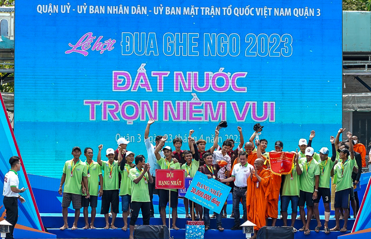 Người dân đứng kín kênh Nhiêu Lộc cổ vũ đua ghe Ngo lần đầu diễn ra ở TP.HCM  - Ảnh 15.
