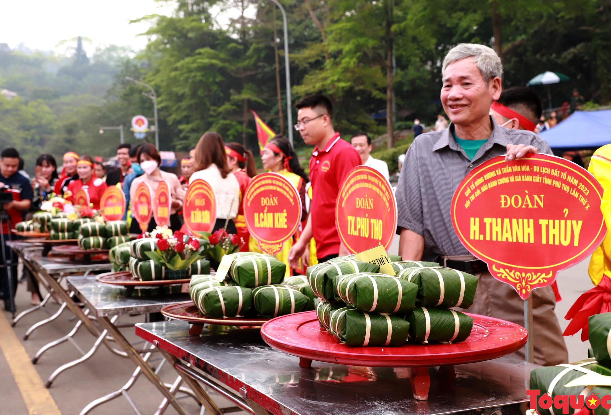 Rộn ràng hội thi gói, nấu bánh chưng và giã bánh giầy Giỗ tổ Hùng Vương 2023 - Ảnh 1.