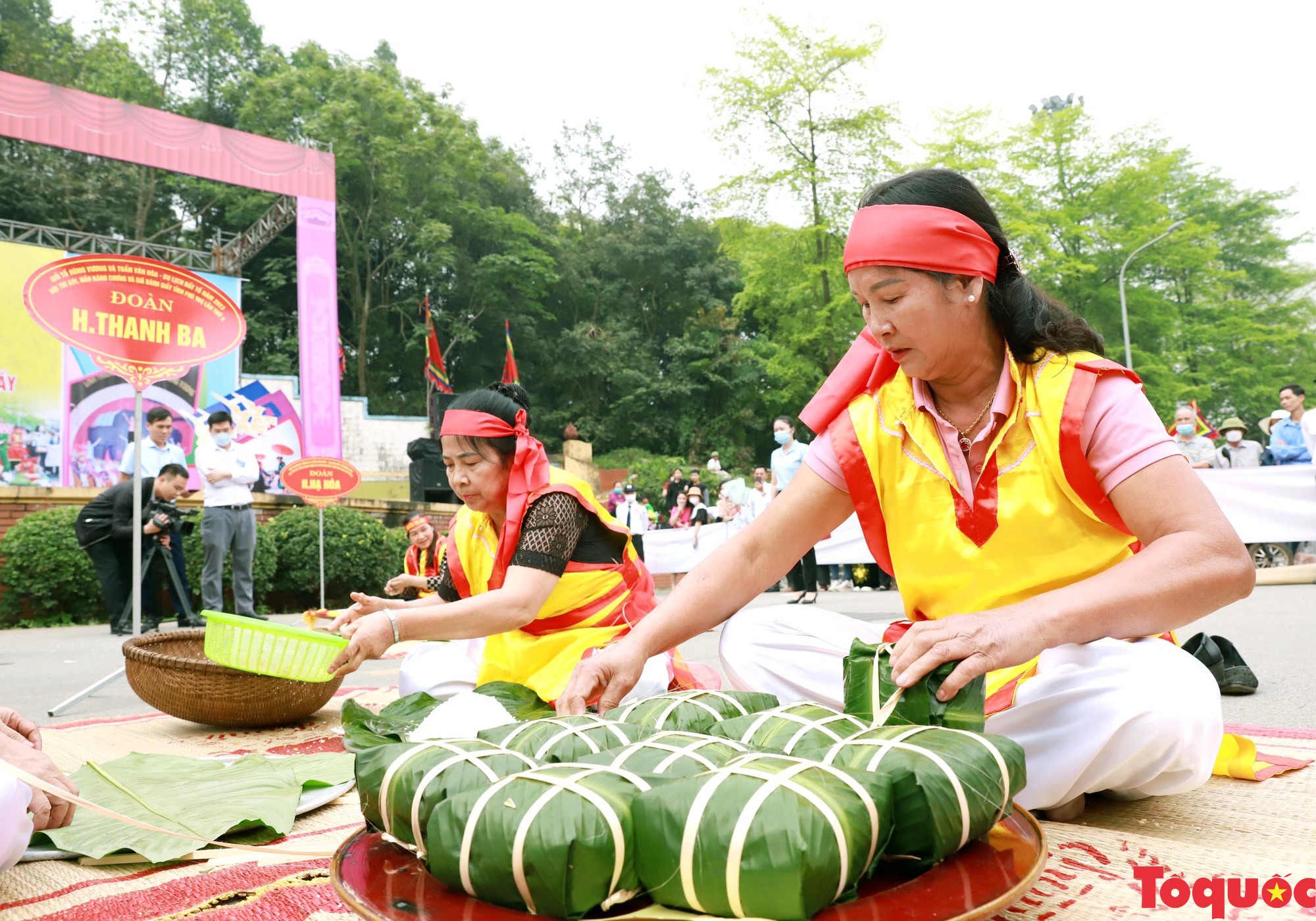 Rộn ràng hội thi gói, nấu bánh chưng và giã bánh giầy Giỗ tổ Hùng Vương 2023 - Ảnh 2.