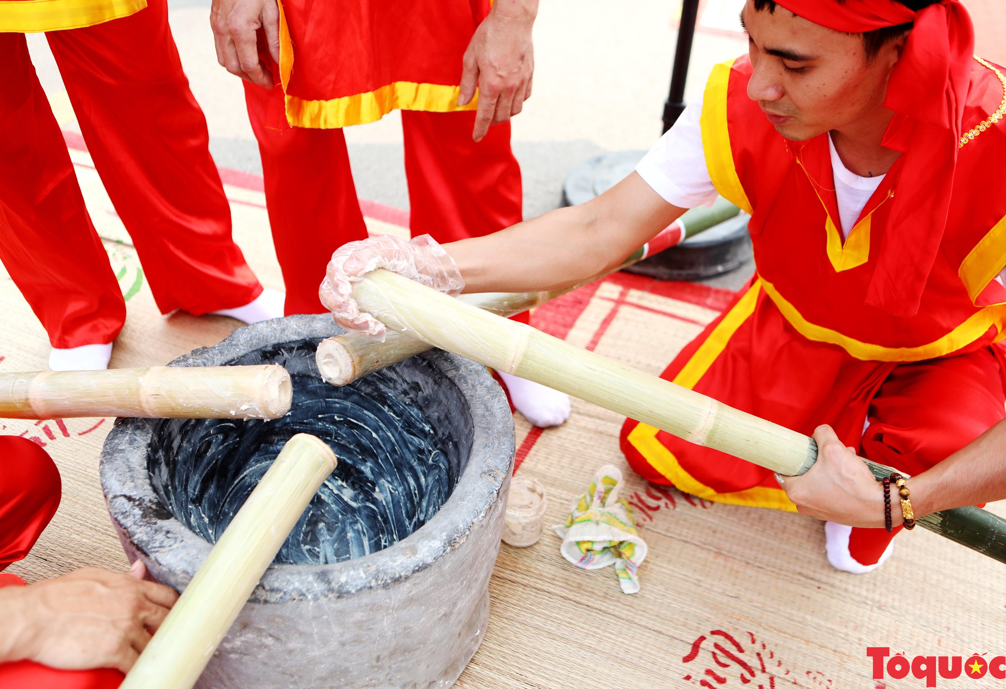 Rộn ràng hội thi gói, nấu bánh chưng và giã bánh giầy Giỗ tổ Hùng Vương 2023 - Ảnh 3.