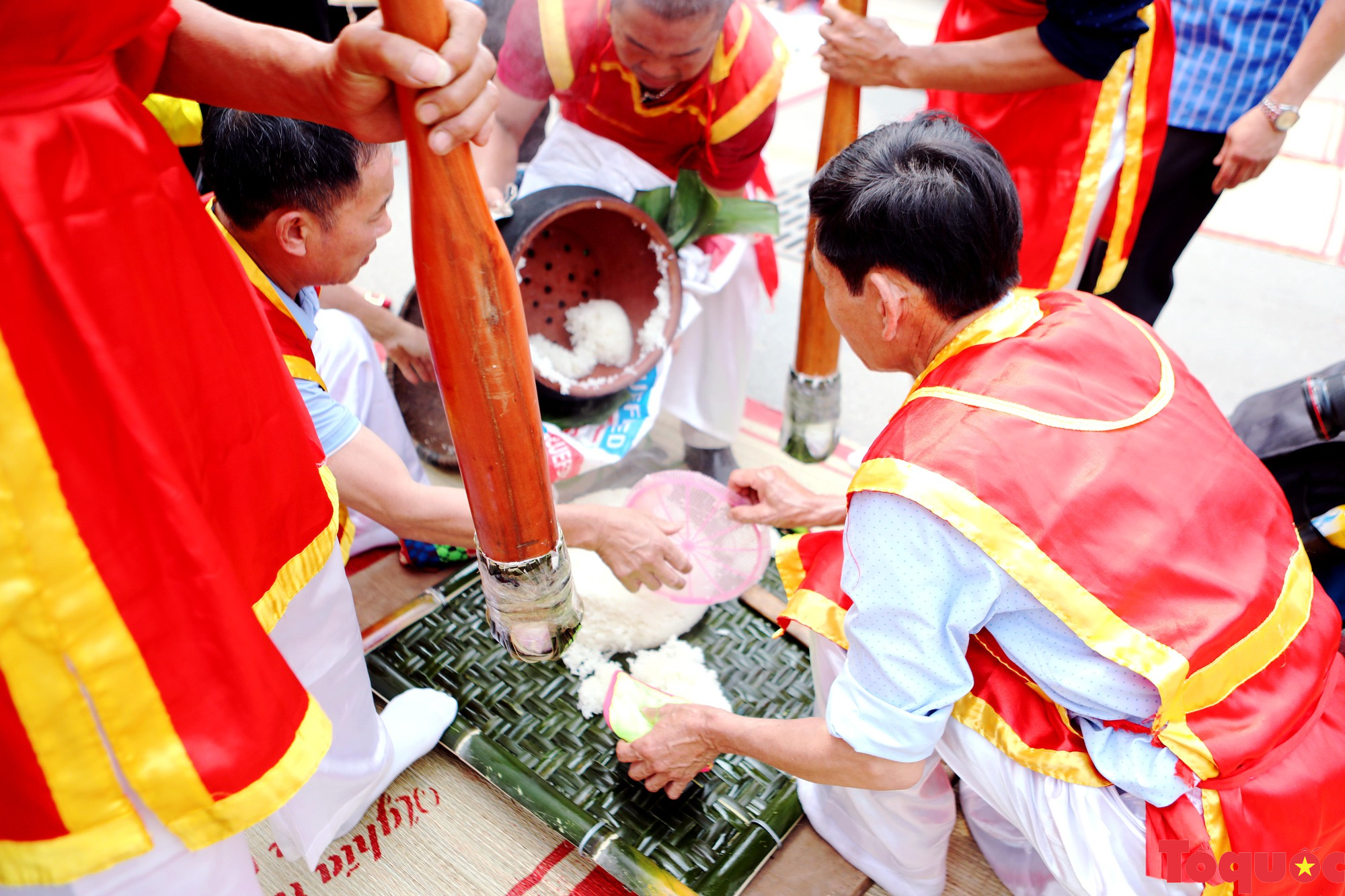 Rộn ràng hội thi gói, nấu bánh chưng và giã bánh giầy Giỗ tổ Hùng Vương 2023 - Ảnh 4.