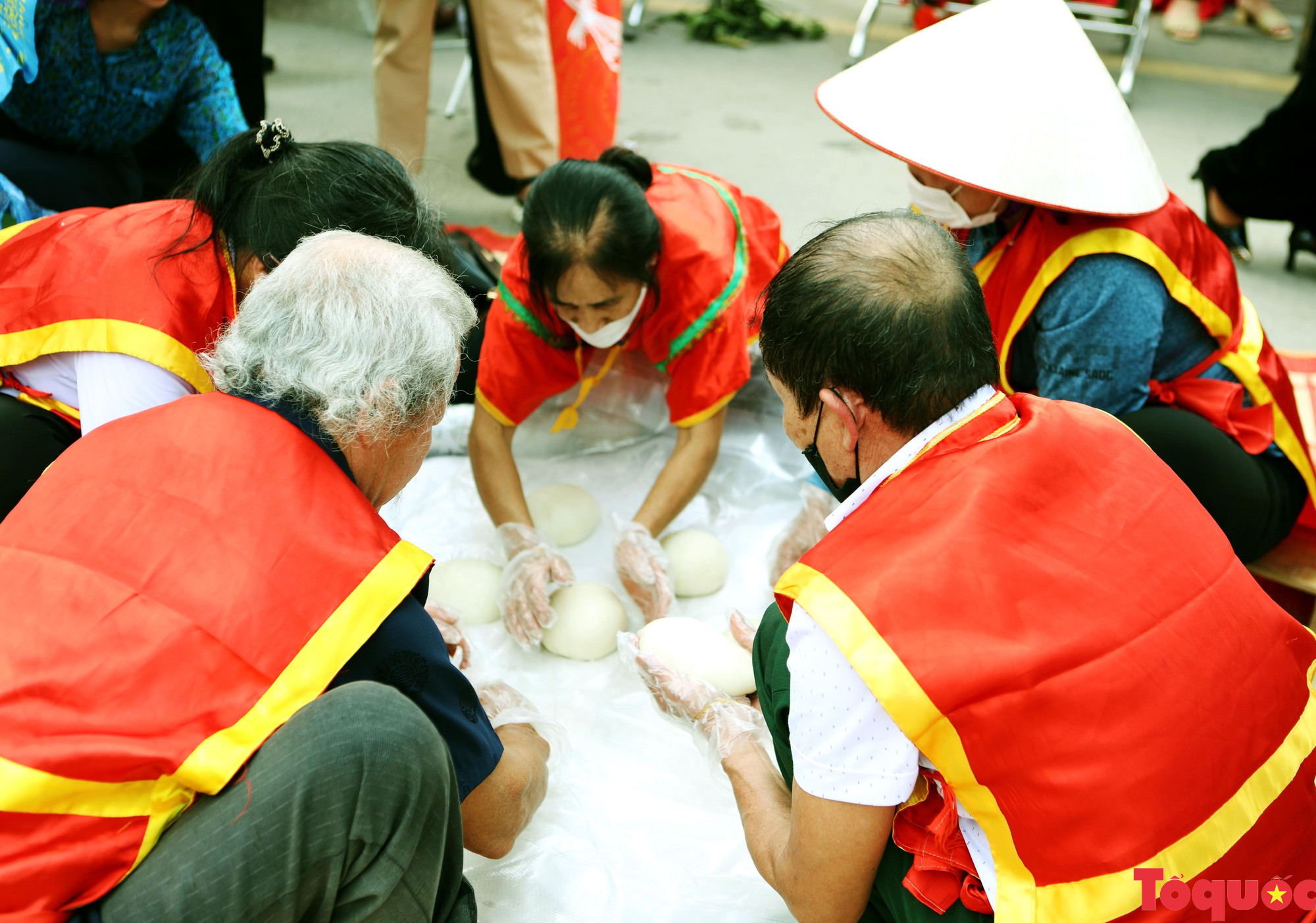 Rộn ràng hội thi gói, nấu bánh chưng và giã bánh giầy Giỗ tổ Hùng Vương 2023 - Ảnh 6.