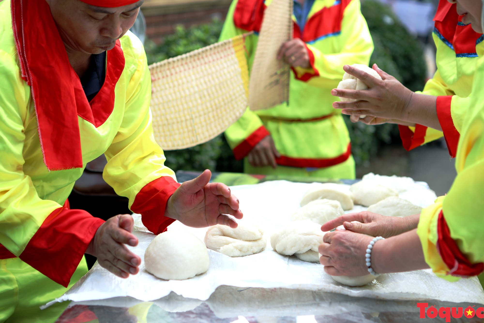 Rộn ràng hội thi gói, nấu bánh chưng và giã bánh giầy Giỗ tổ Hùng Vương 2023 - Ảnh 8.