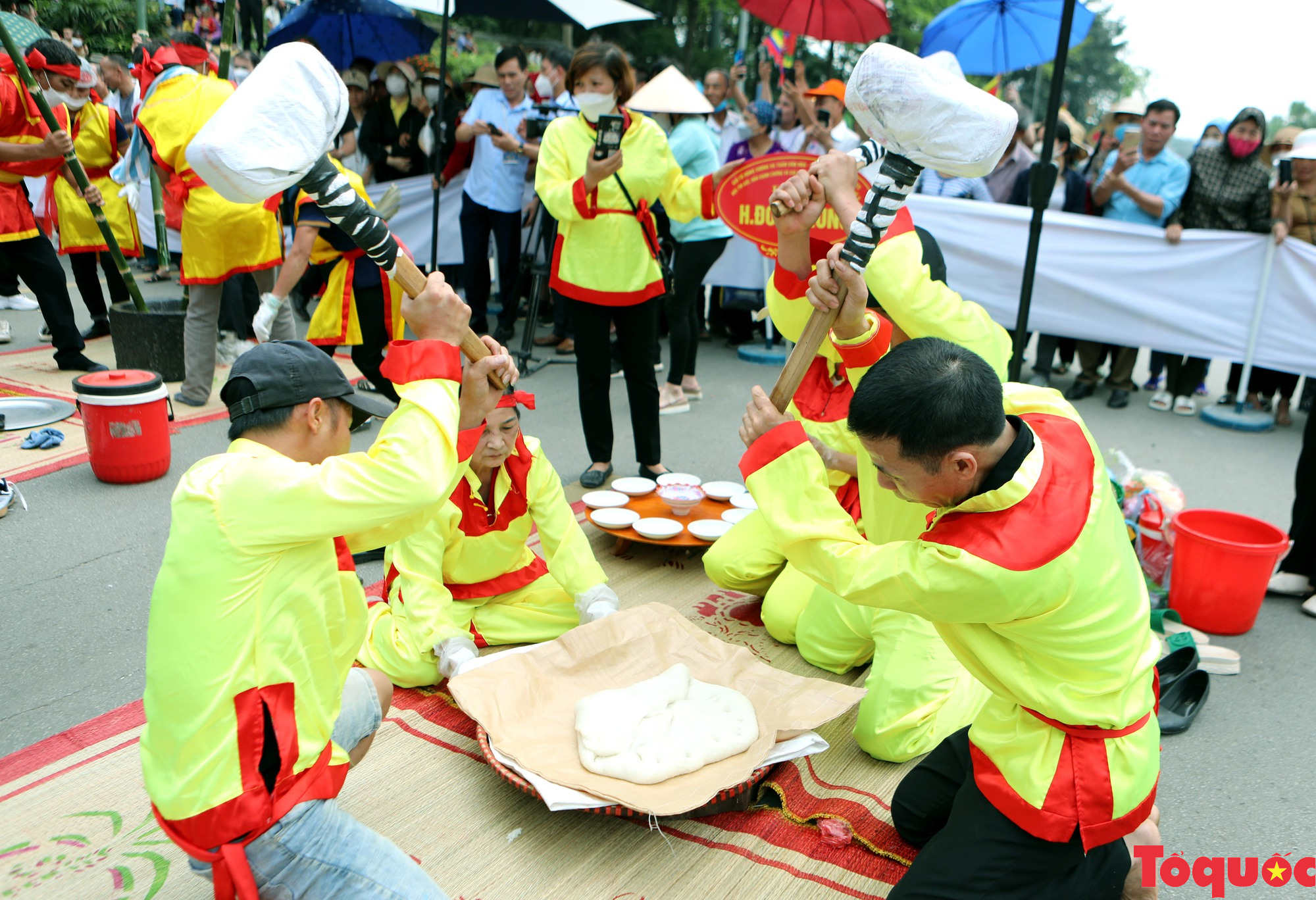 Rộn ràng hội thi gói, nấu bánh chưng và giã bánh giầy Giỗ tổ Hùng Vương 2023 - Ảnh 9.