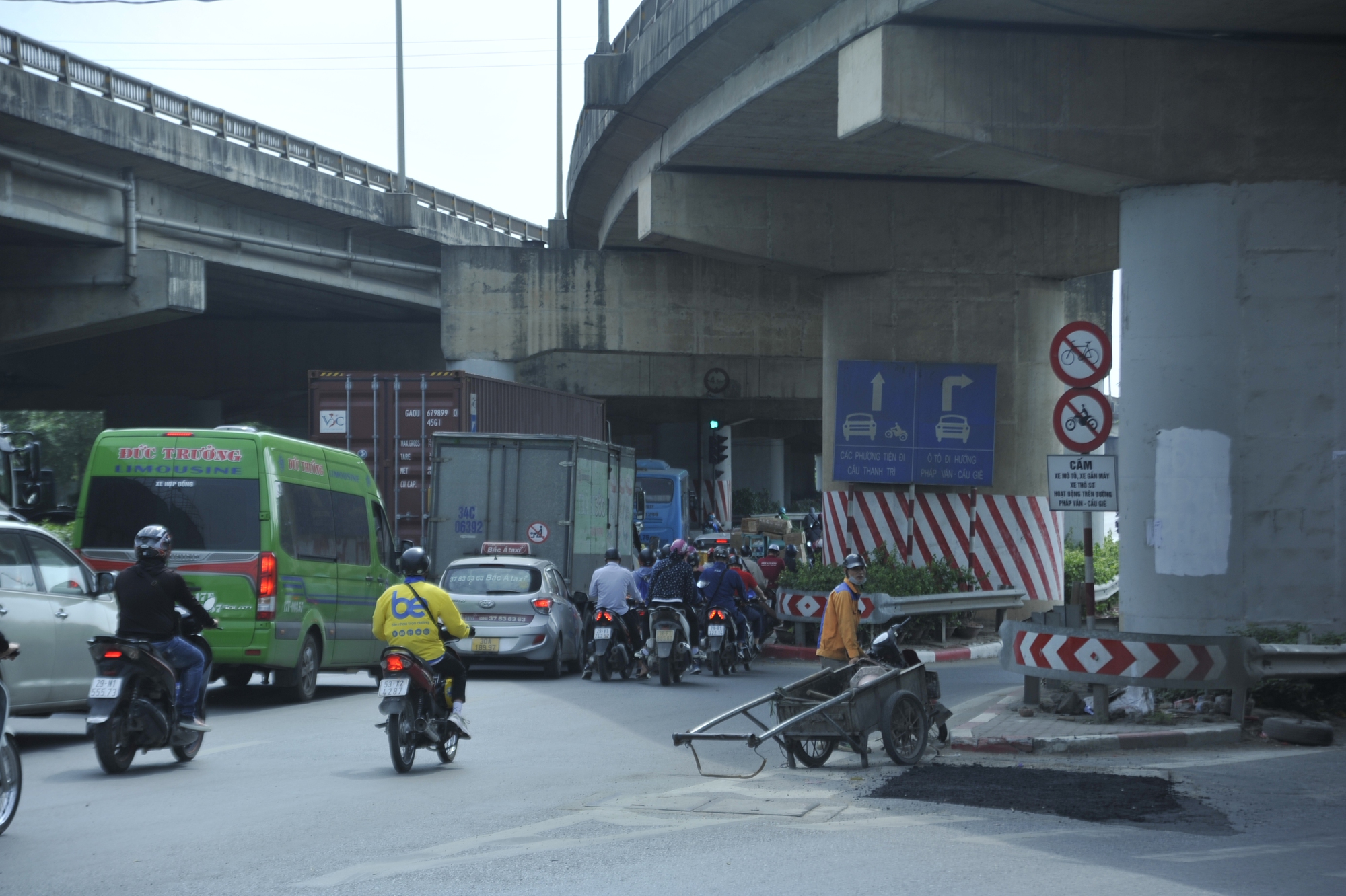 Ở hướng ngược lại, cấm rẽ phải để đi vào cao tốc Pháp Vân – Cầu Giẽ Ở hướng ngược lại, cấm rẽ phải để đi vào cao tốc Pháp Vân – Cầu Giẽ